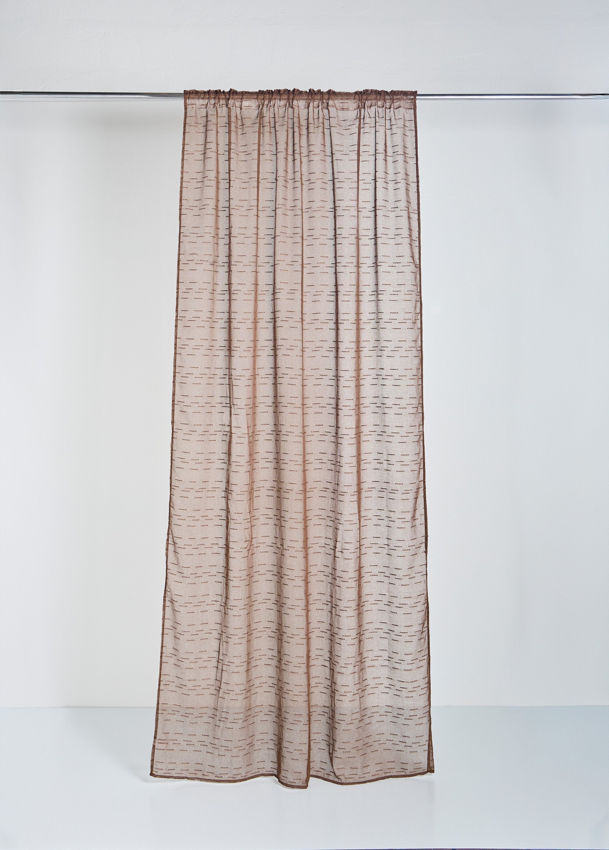 Cortina_auténtica_de_un_panel_con_cinta_fruncida_en_el_encabezado_Castaño_FA1_slim