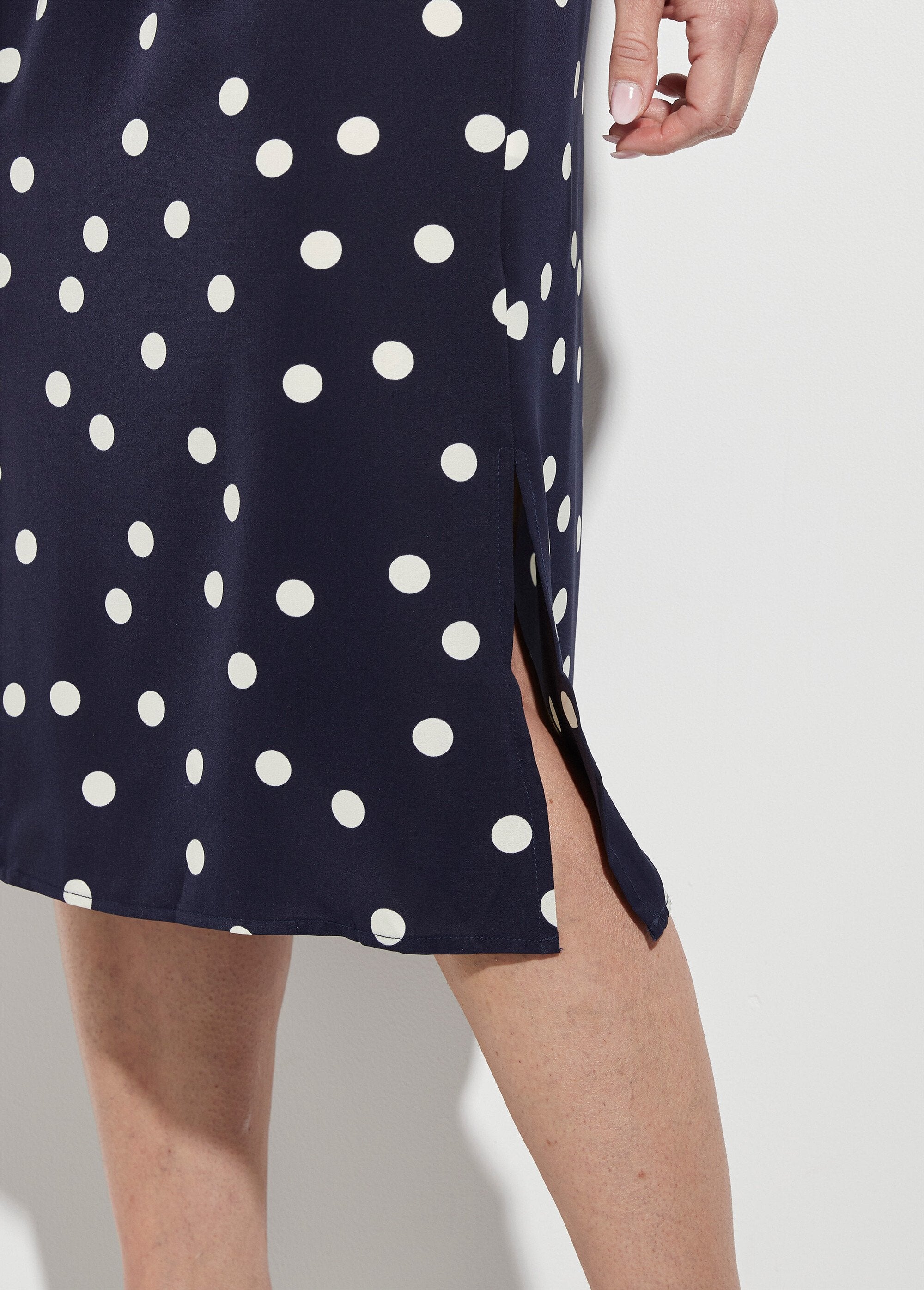 Vestido_camisero_largo_de_lunares_con_cinturón_Guisantes_blancos_DE2_slim