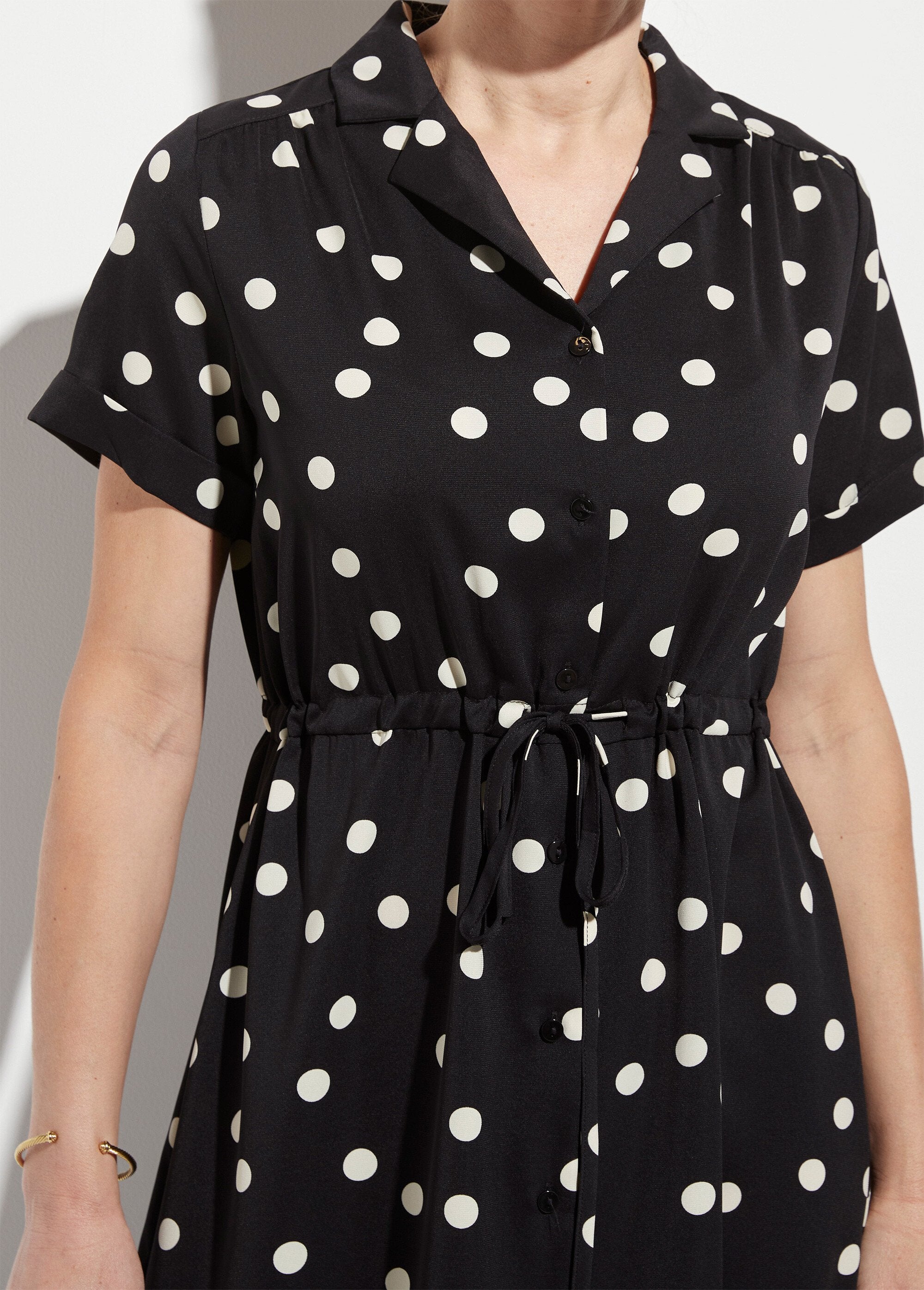 Vestido_camisero_largo_de_lunares_con_cinturón_Puntos_negros_DE1_slim