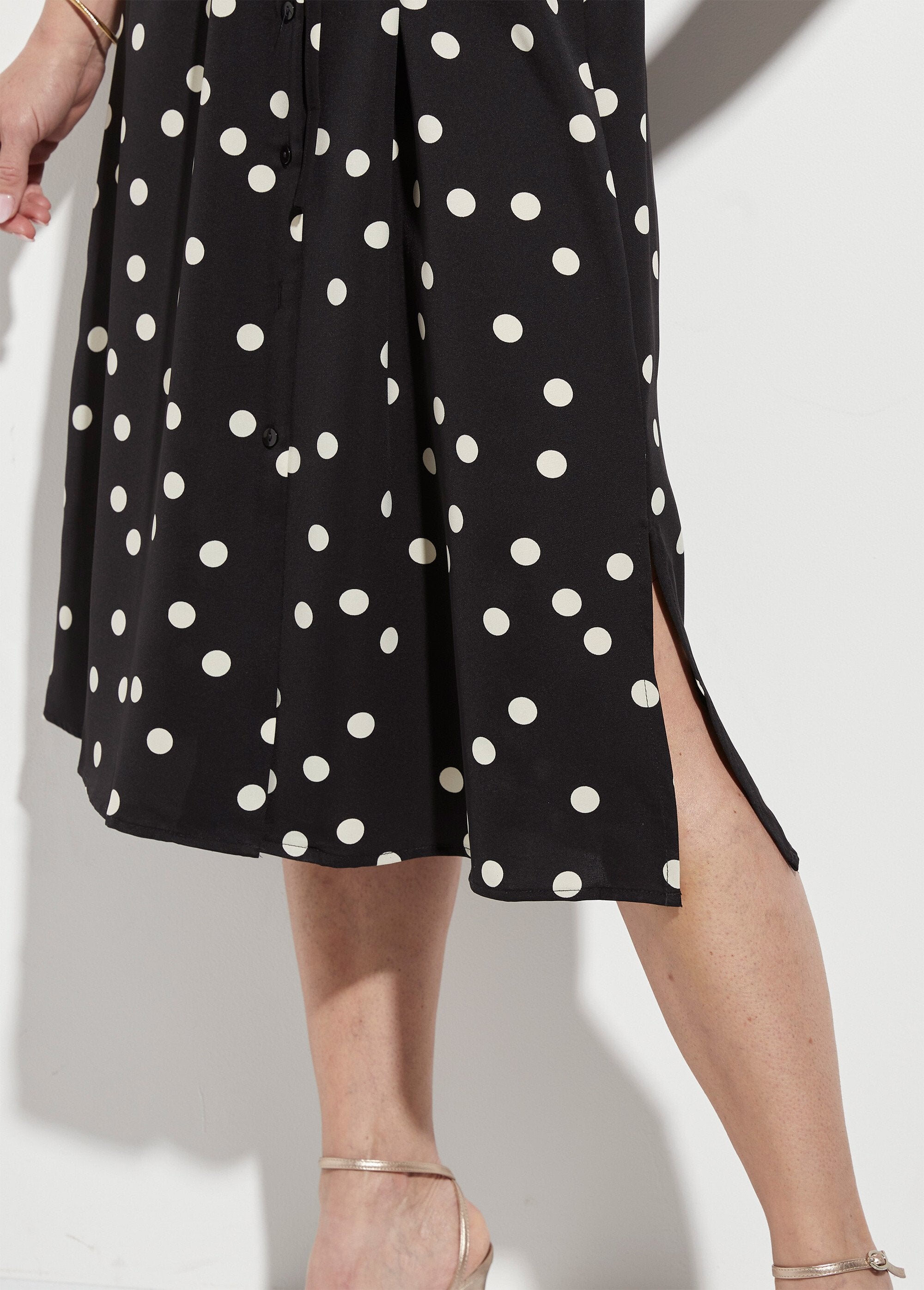 Vestido_camisero_largo_de_lunares_con_cinturón_Puntos_negros_DE2_slim
