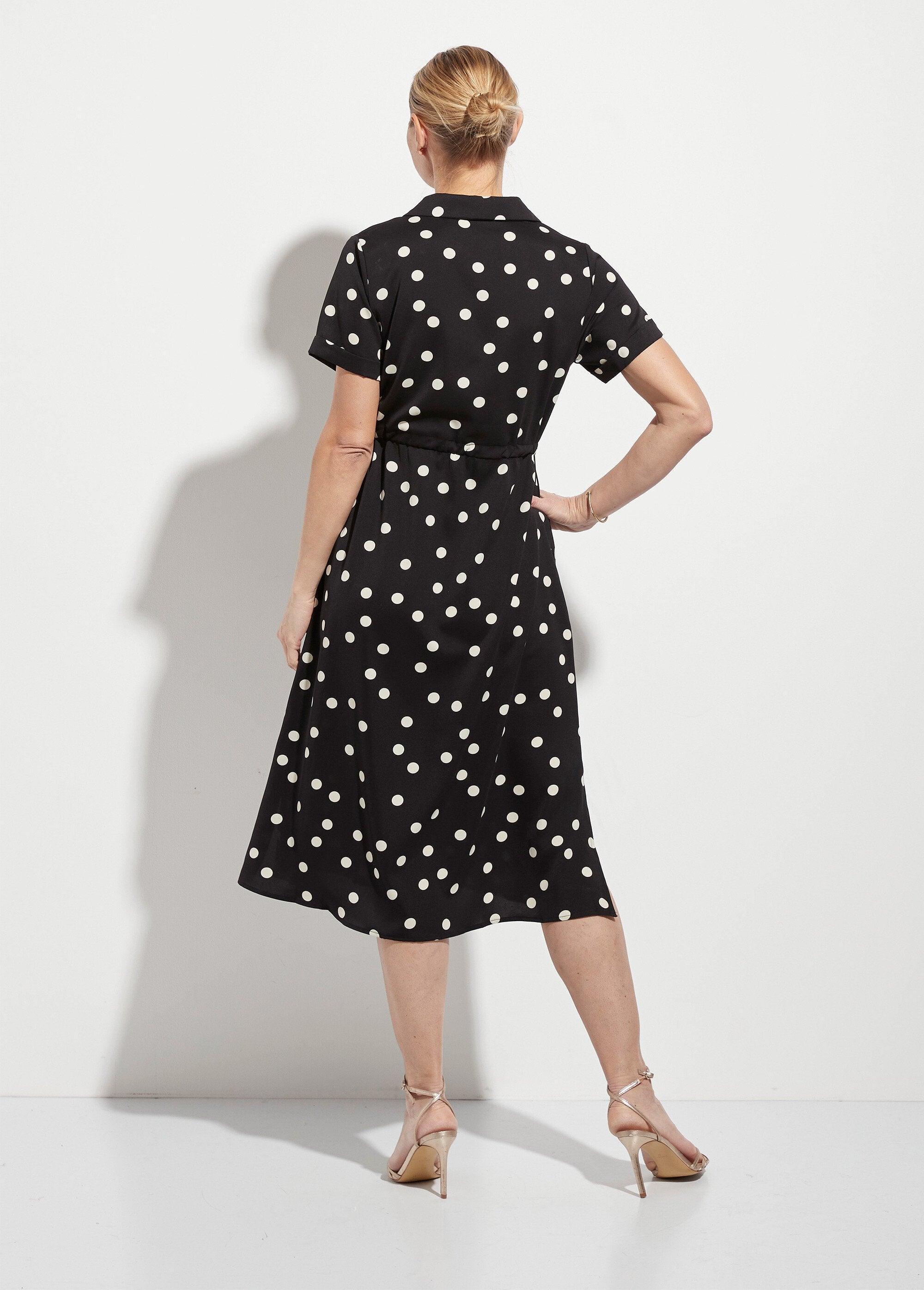 Vestido_camisero_largo_de_lunares_con_cinturón_Puntos_negros_DO1_slim