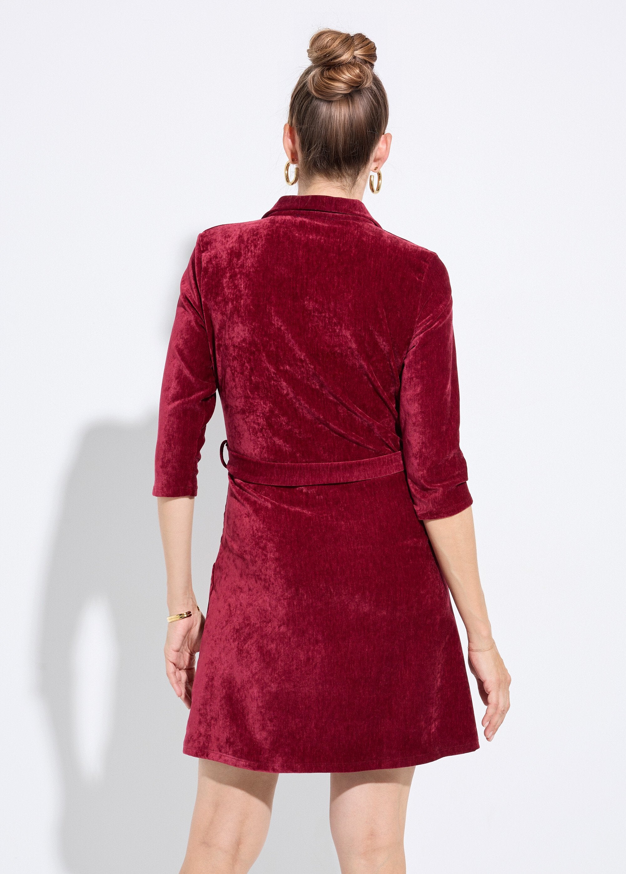 Vestido_corto_de_terciopelo_con_escote_en_pico_y_cinturón_Burdeos_DO1_slim