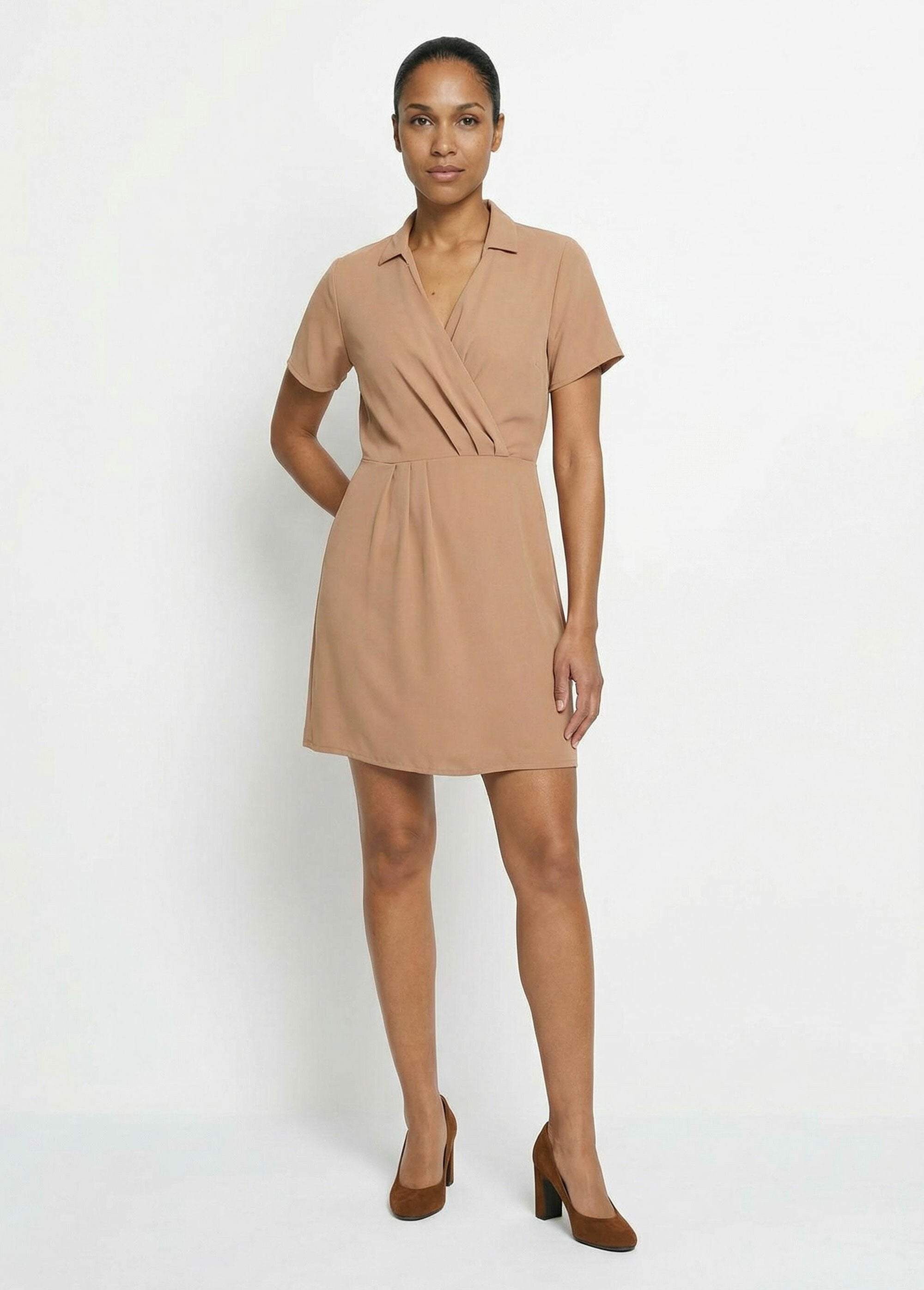 Robe_col_V_manches_courtes,_Essentiel_Camel_SF1_slim