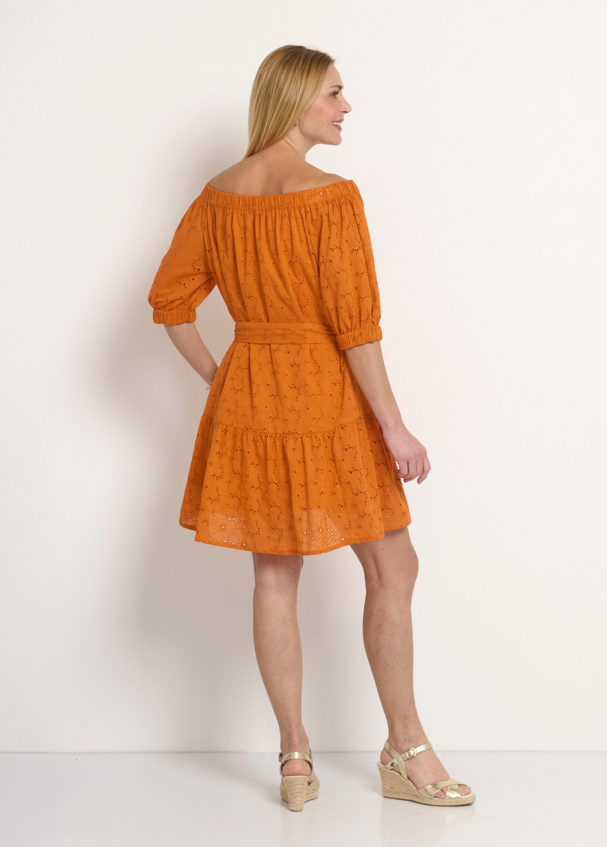 Vestido_corto_cuello_bardot_y_bordado_inglés_naranja_DO1_slim