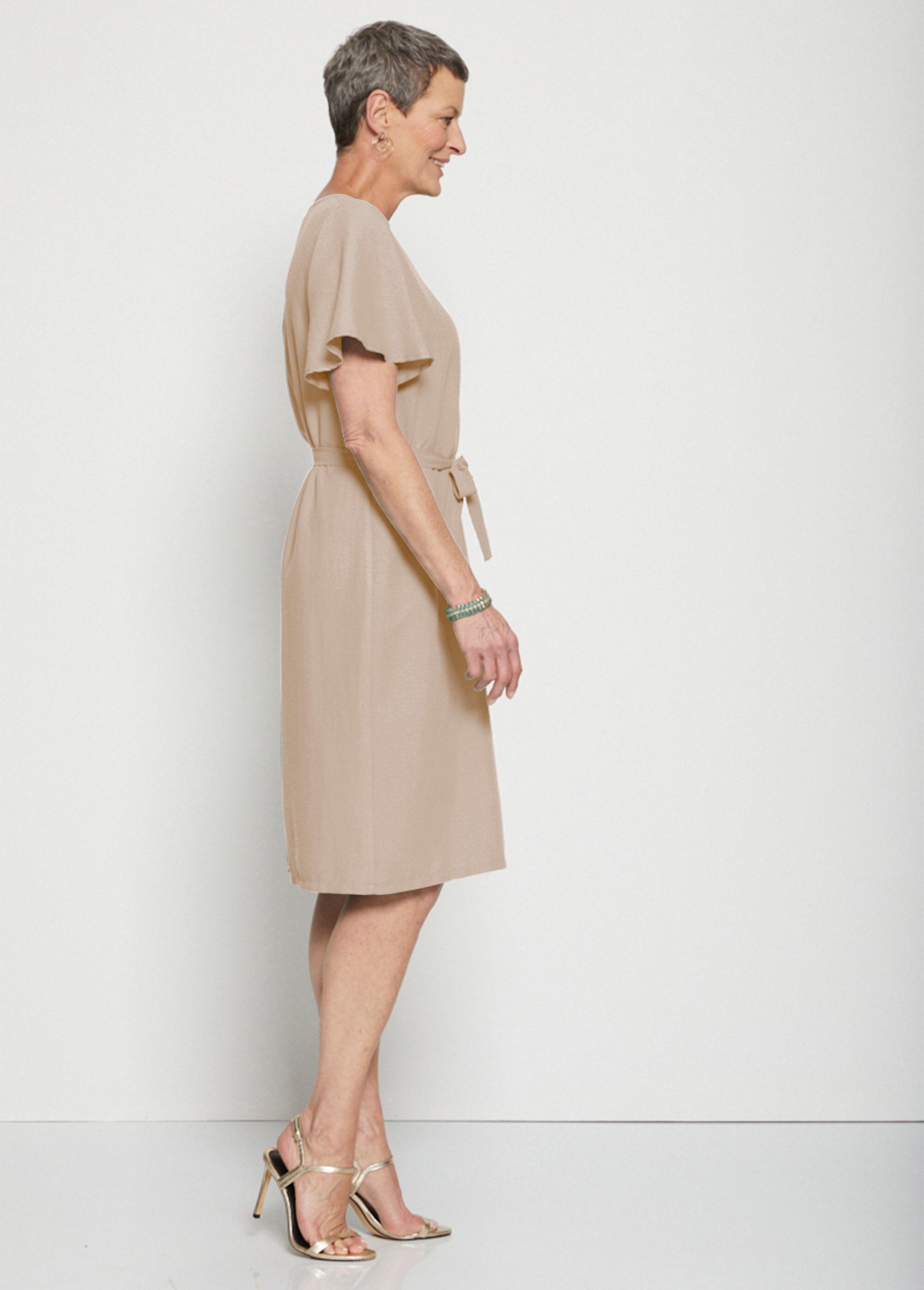 Vestido_corto_recto_en_tejido_fluido_liso_Arena_DR1_slim