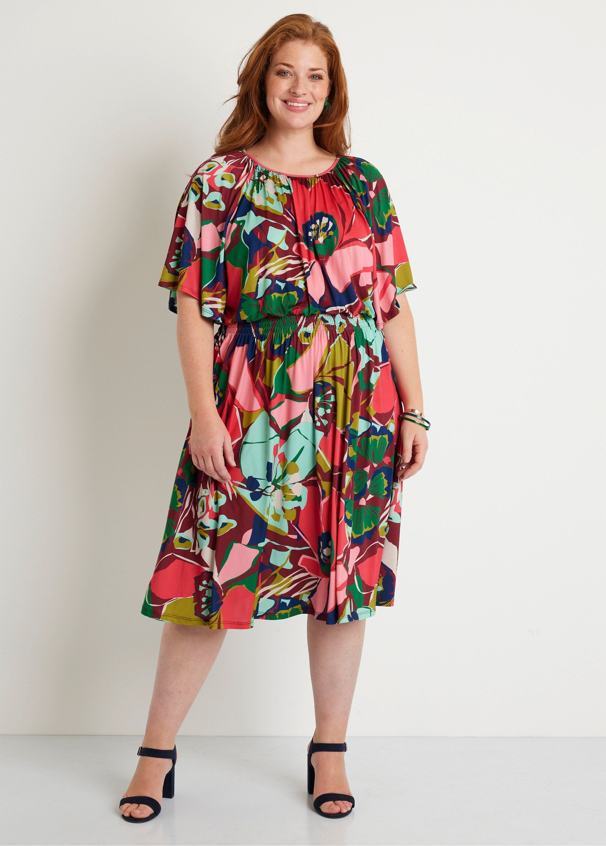 Vestido_corto_evasé_floral_rosa_y_verde_FA1_curvy