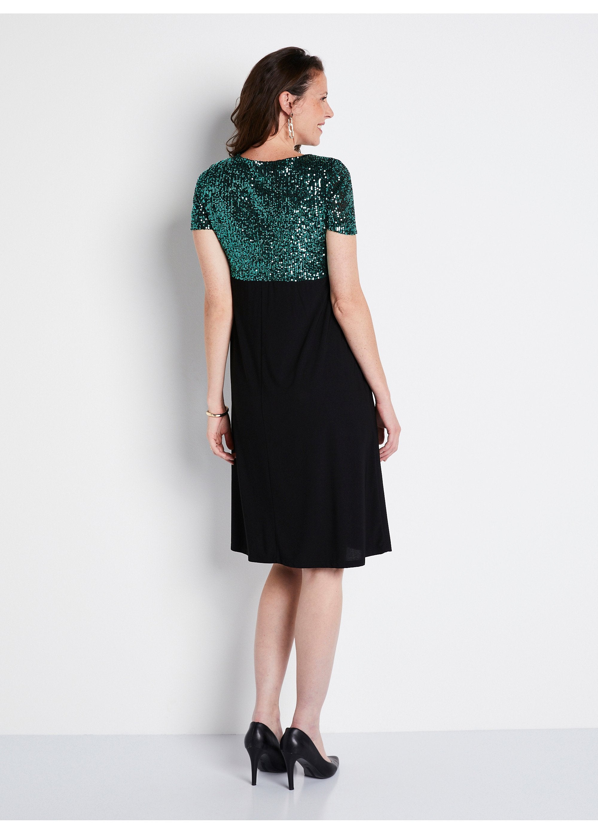 Vestido_corto_evasé_de_malla_y_lentejuelas_verde_y_negro_DO1_slim