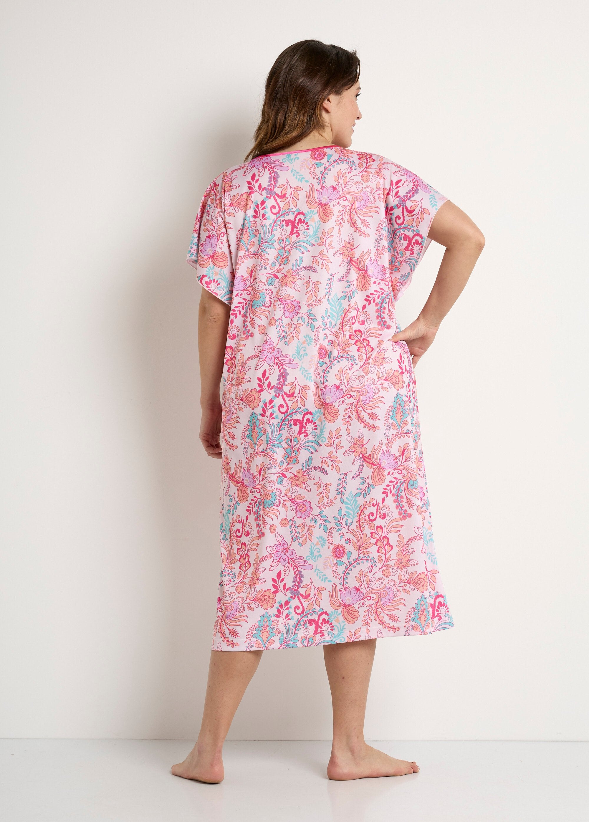 Vestido_de_azafata_largo_raso_estampado_flores_fondo_rosa_DO1_curvy