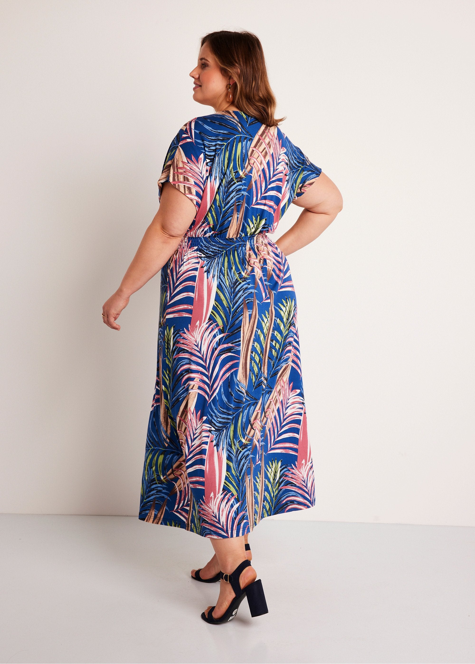 Vestido_largo_evasé_estampado_tropical_diablillo_azul_DO1_curvy