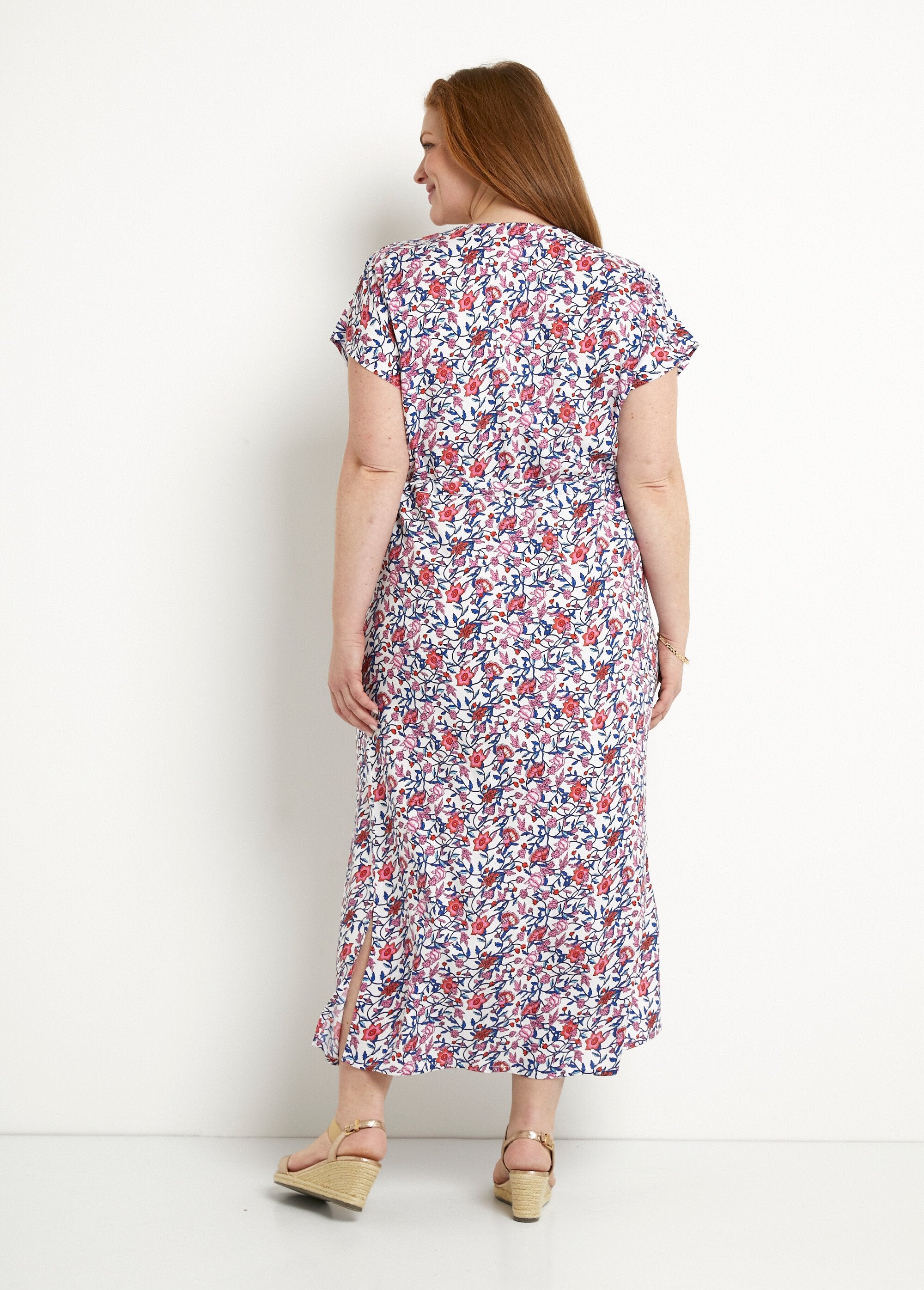 Vestido_largo_cruzado_con_estampado_floral_y_mangas_cortas_azul_y_rosa_DO1_curvy