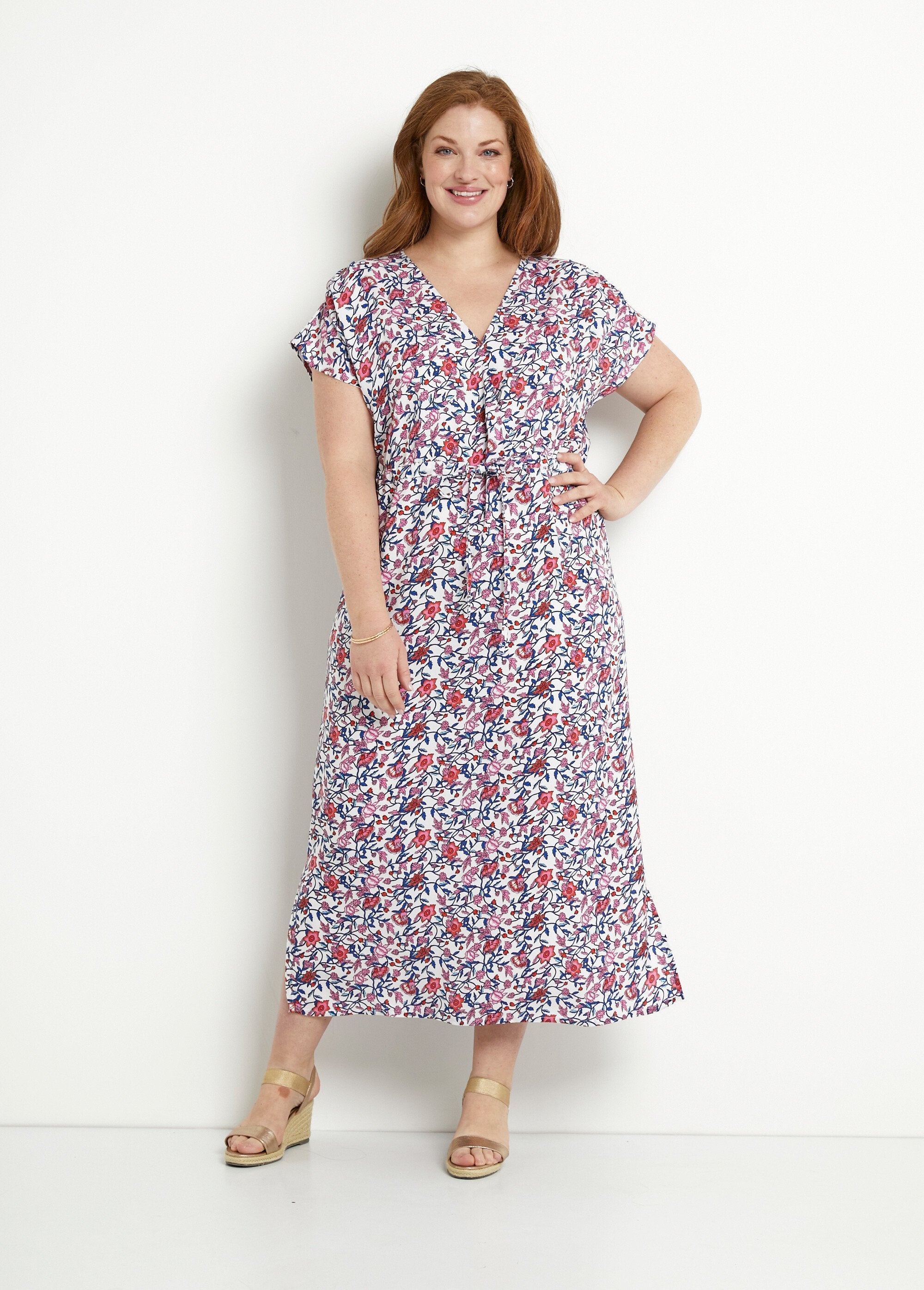 Vestido_largo_cruzado_con_estampado_floral_y_mangas_cortas_azul_y_rosa_FA1_curvy