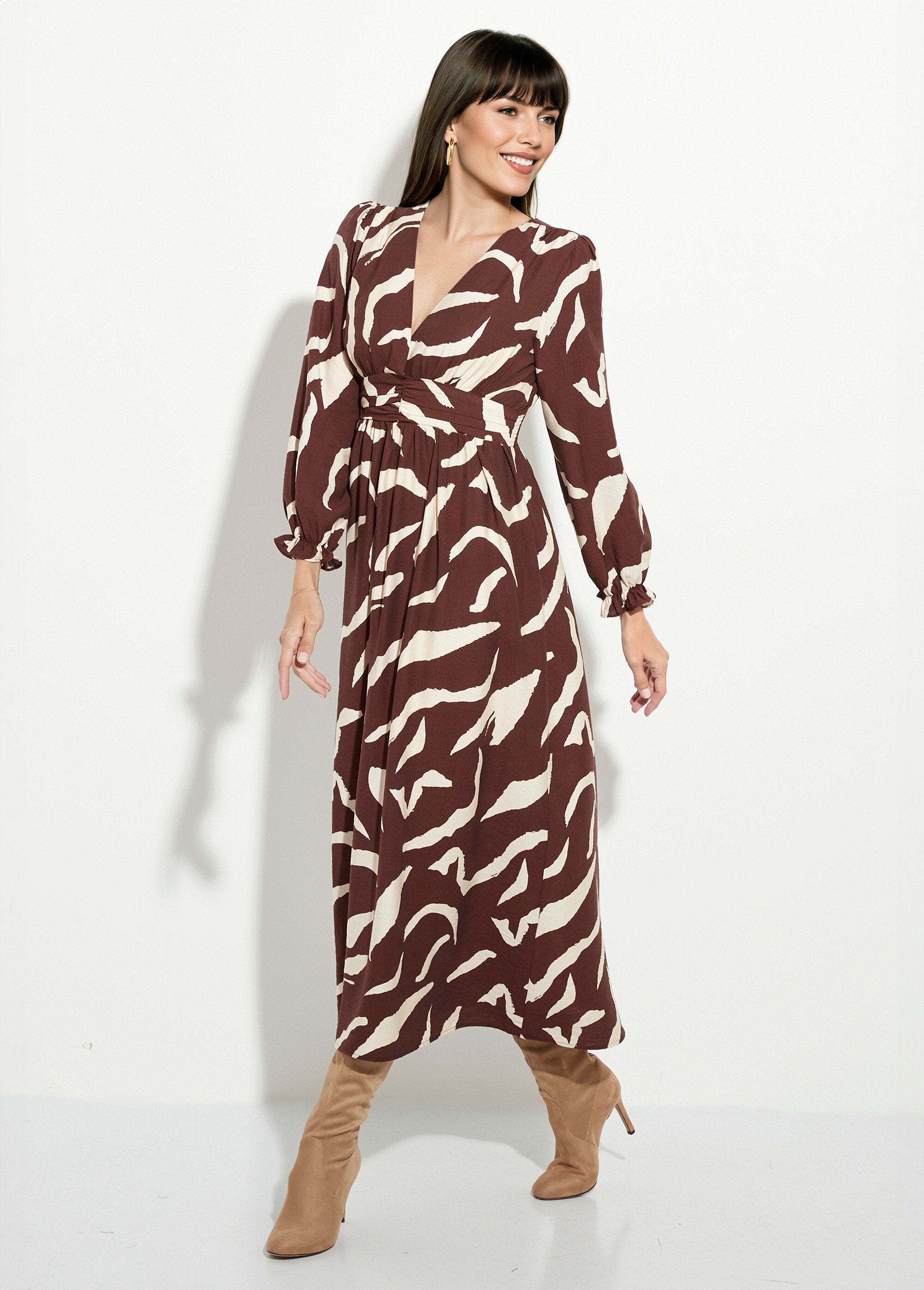 Vestido_largo_estampado_con_cintura_plisada_y_escote_en_pico_Castaño_FA1_slim