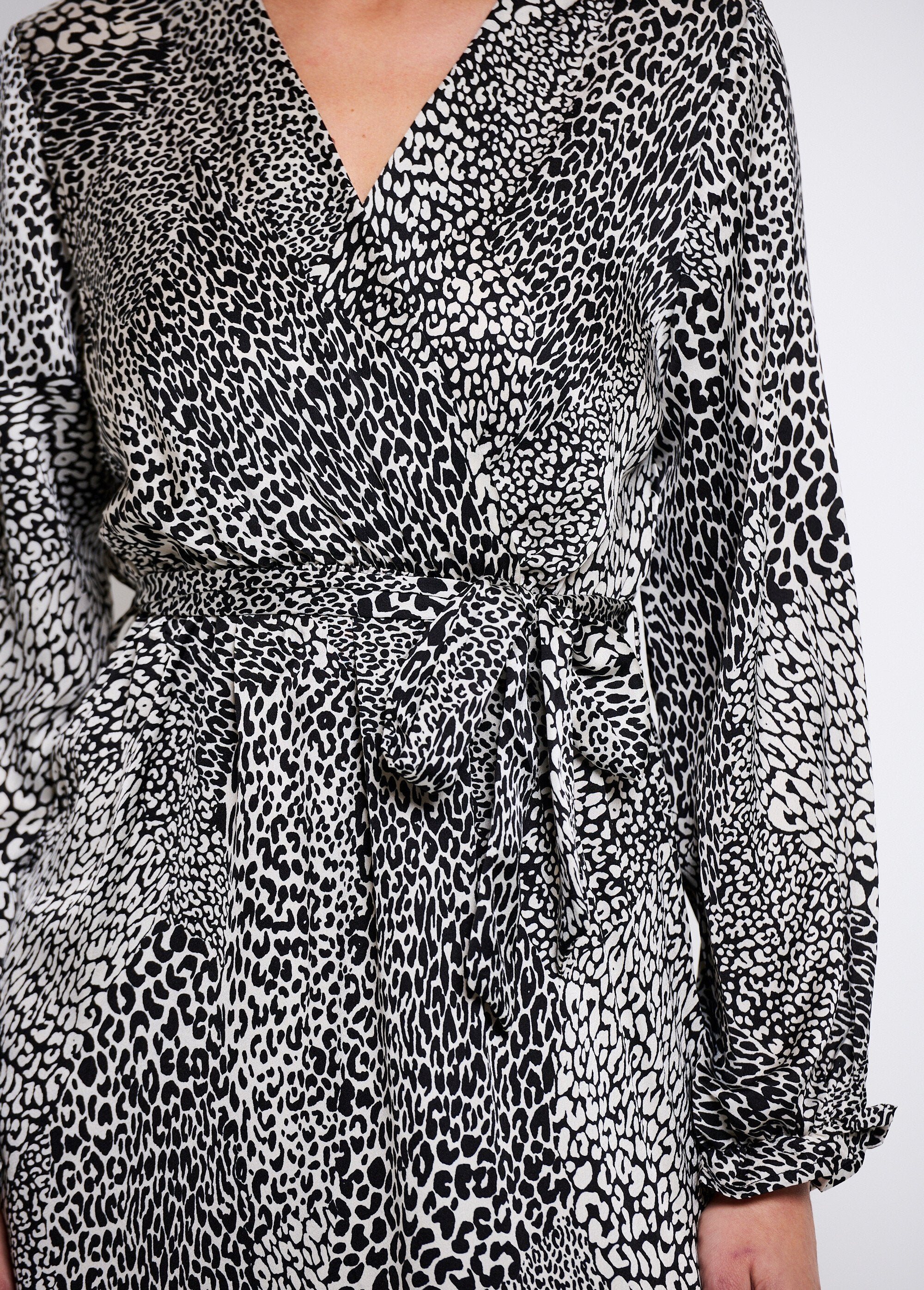 Maxi_vestido_de_satén_con_estampado_animal_En_blanco_y_negro_DE1_slim