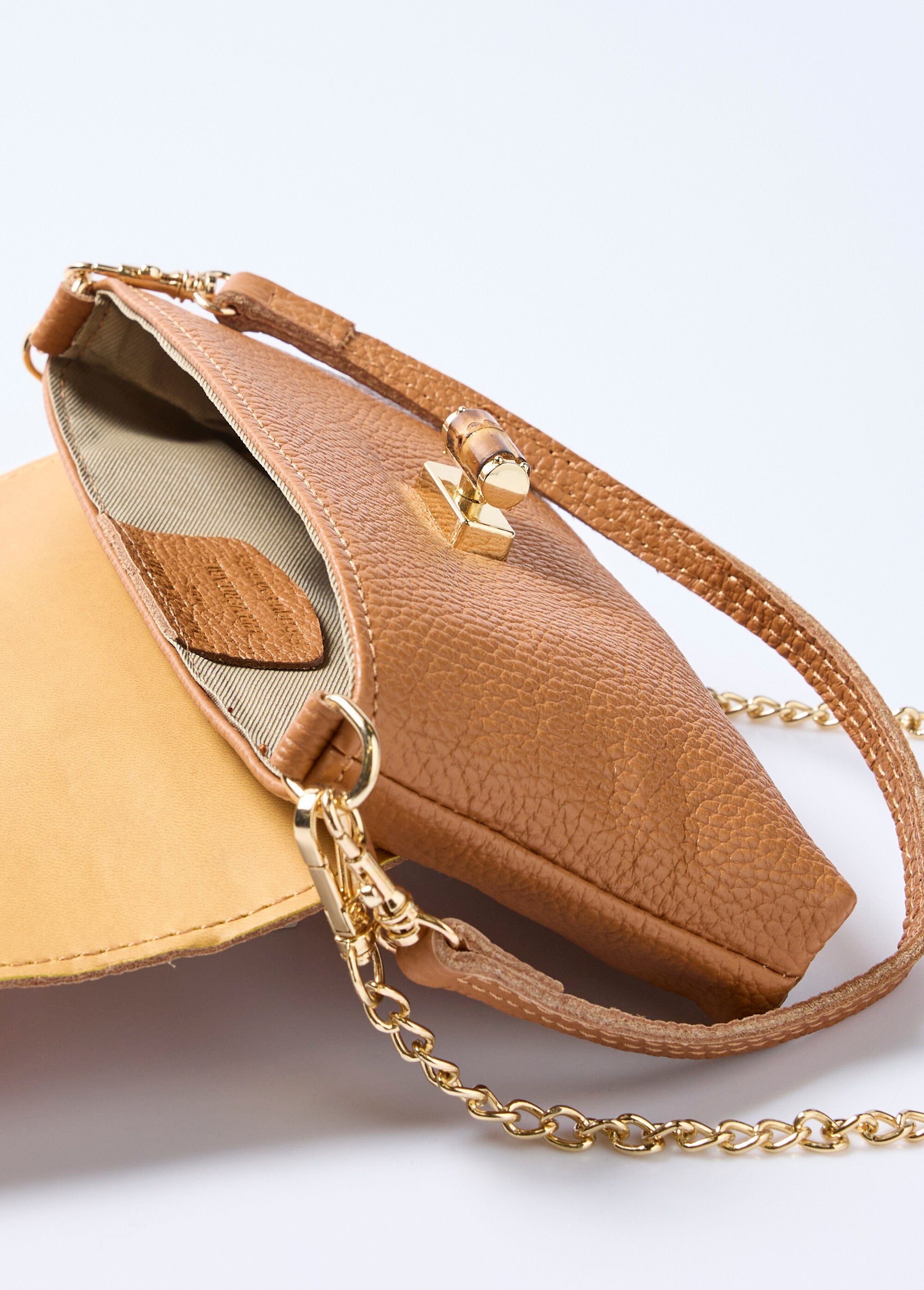 Bolso_de_mano_de_piel_con_cierre_metálico_camello_DE1_slim