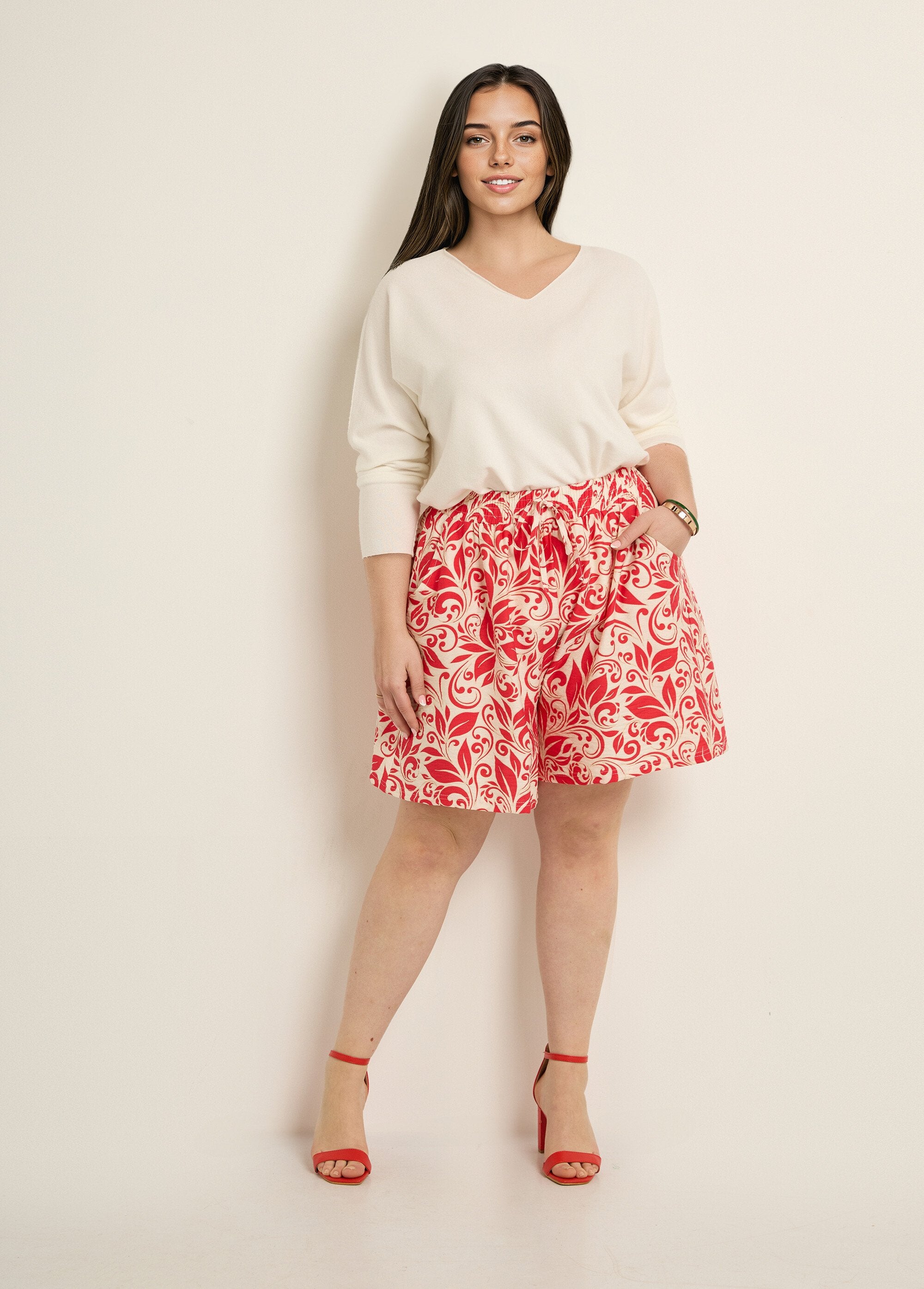 Shorts_anchos_estampados,_cintura_elástica._Crudo_y_rojo_SF1_curvy