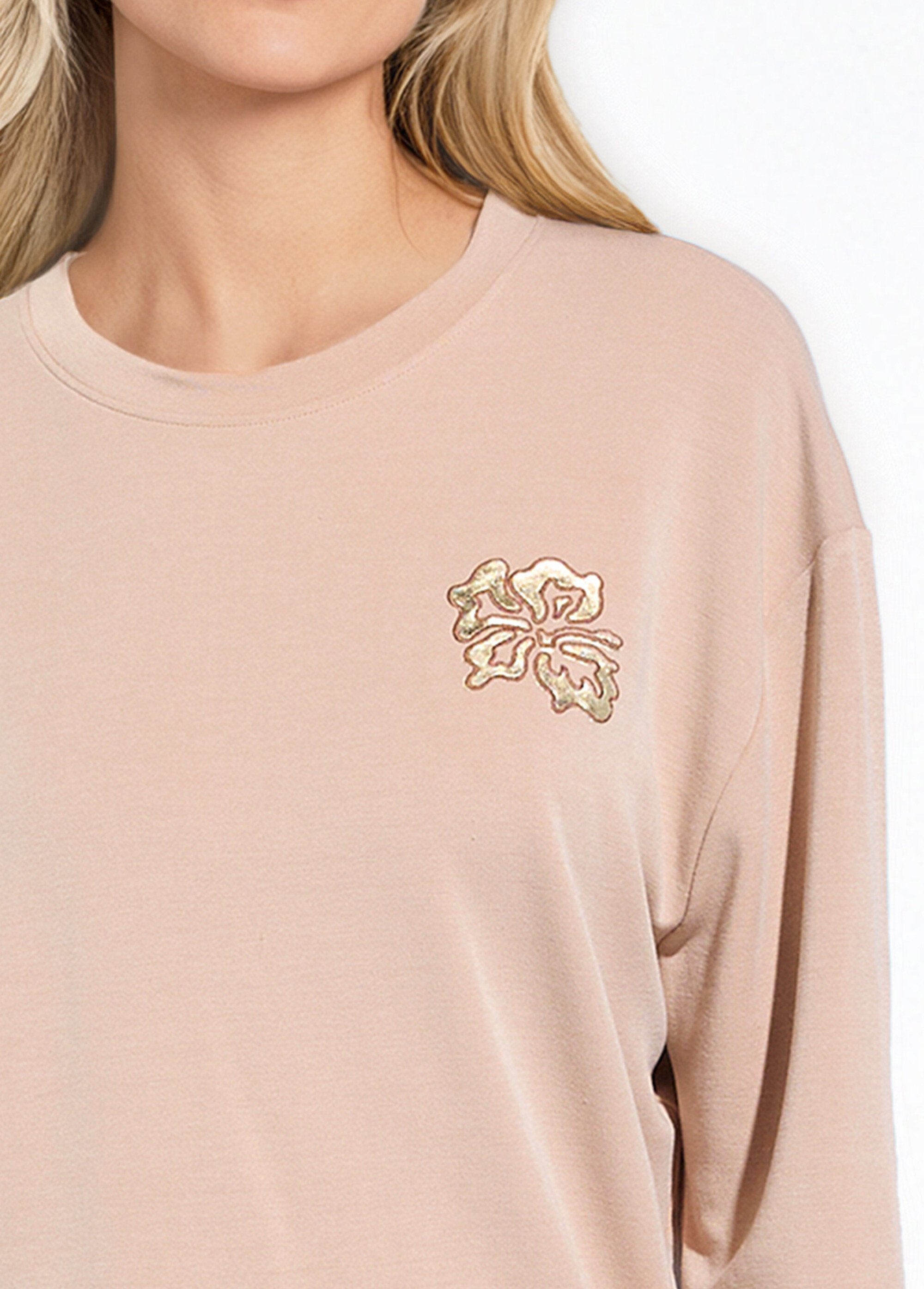 Sudadera_de_volumen_cuadrado_de_polar_bordado_con_detalle_brillante_Avellana_DE1_slim