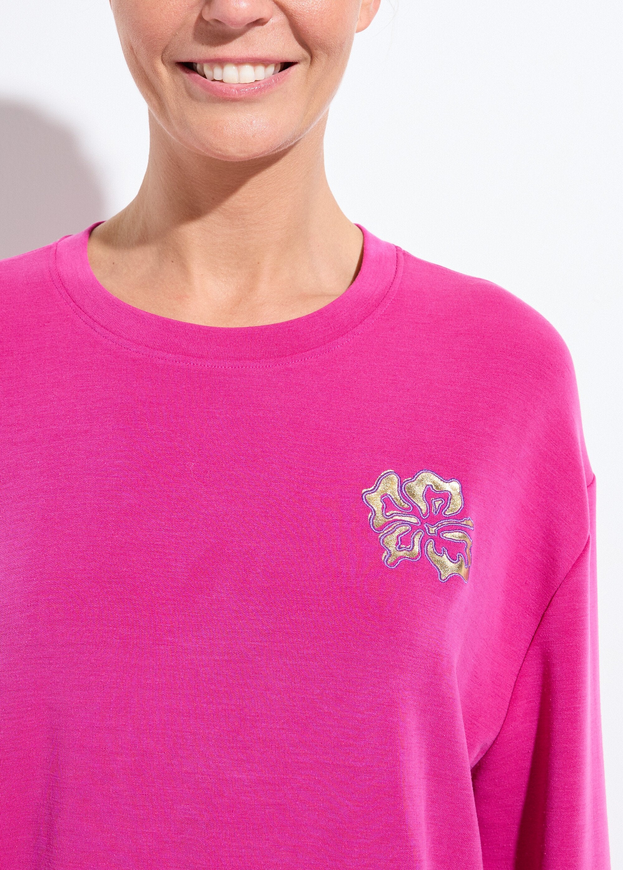 Sudadera_de_volumen_cuadrado_de_polar_bordado_con_detalle_brillante_Cassis_DE1_slim
