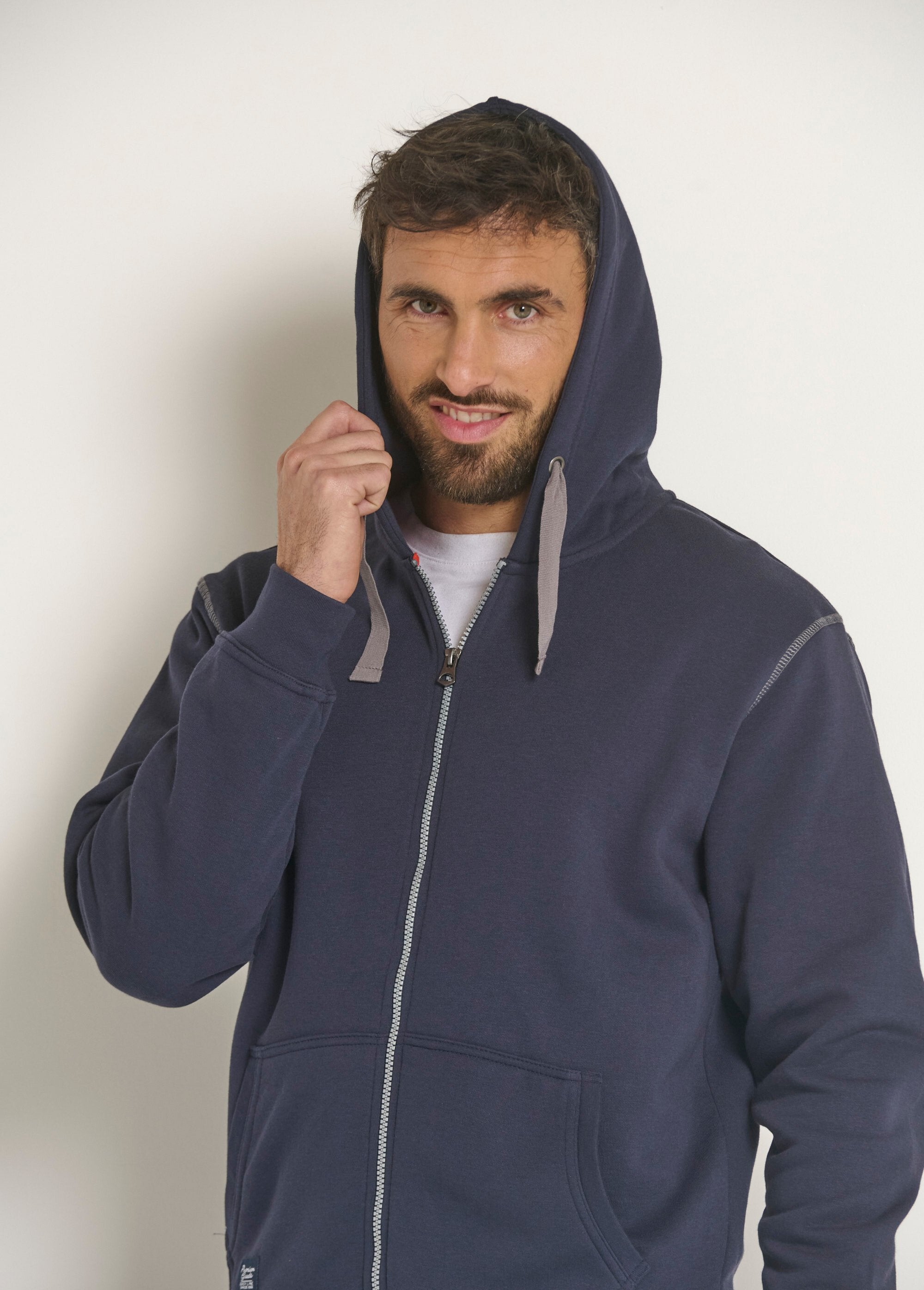 Sudadera_con_capucha_y_cremallera_con_detalles_en_contraste_Marina_DE2_slim