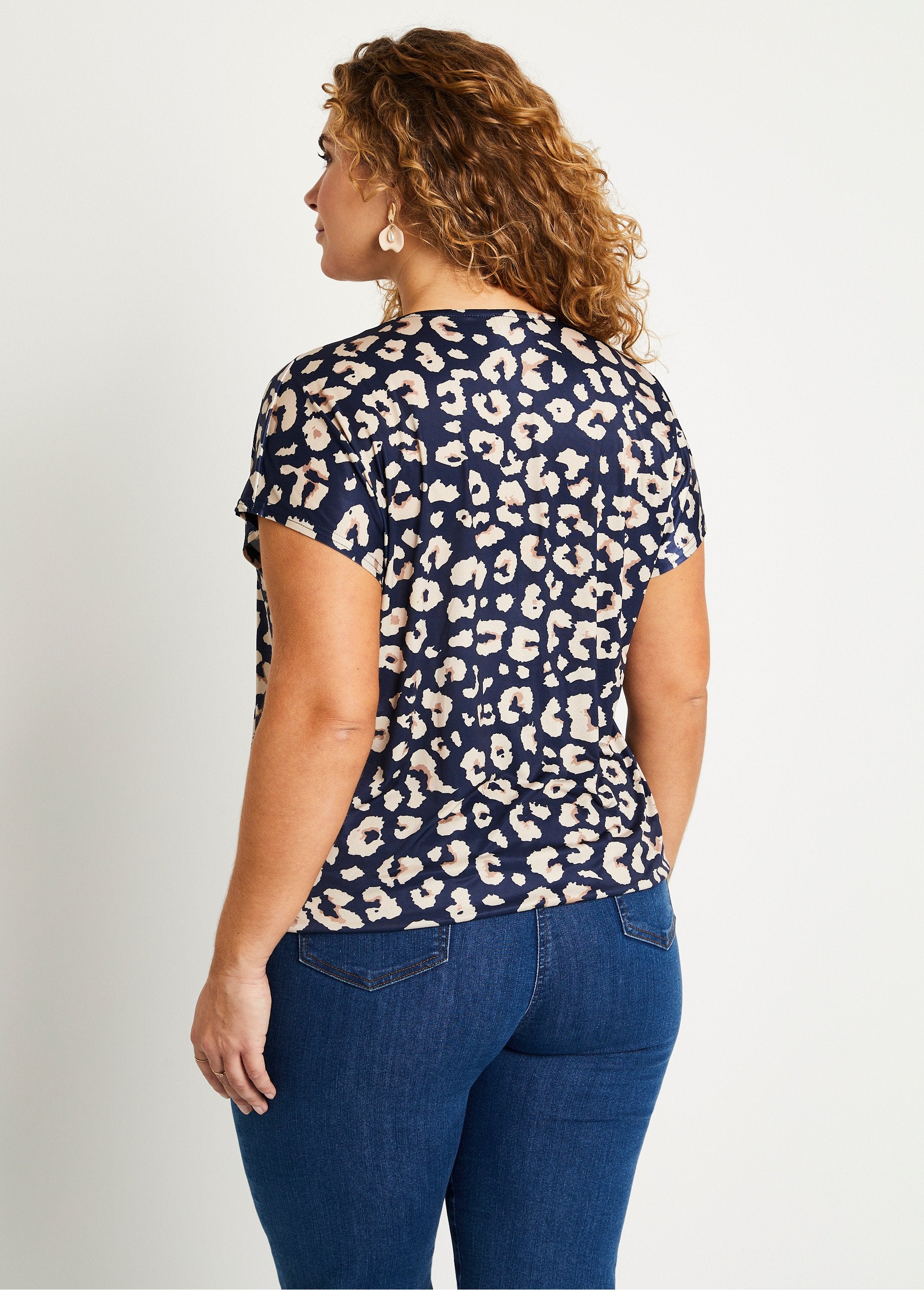 Camiseta_con_cuello_en_V_y_estampado_animal_Azul_marino_y_beige_DO1_curvy