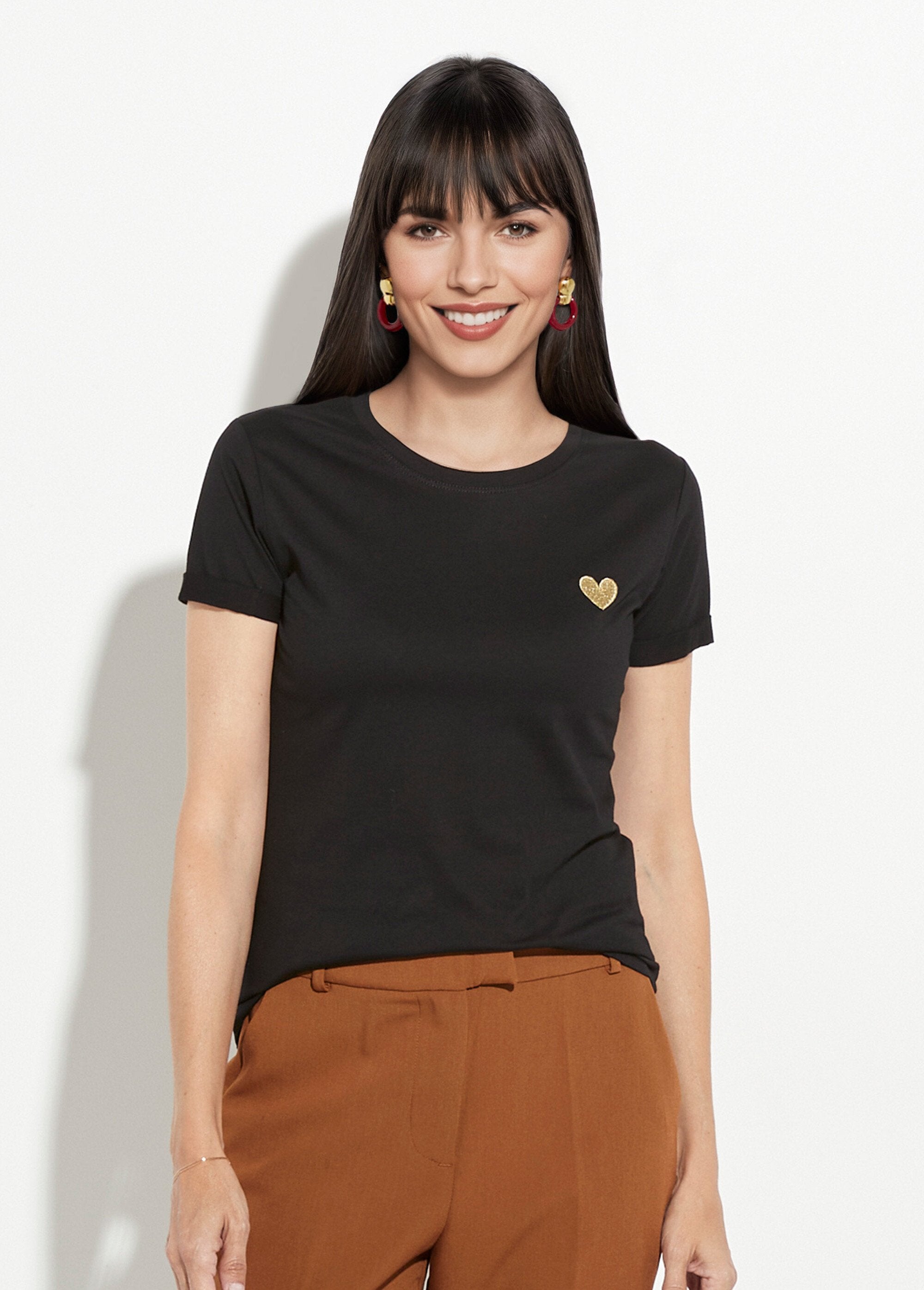 Camiseta_de_cuello_redondo_con_bordado_de_corazón_en_el_pecho._Negro_FA1_slim