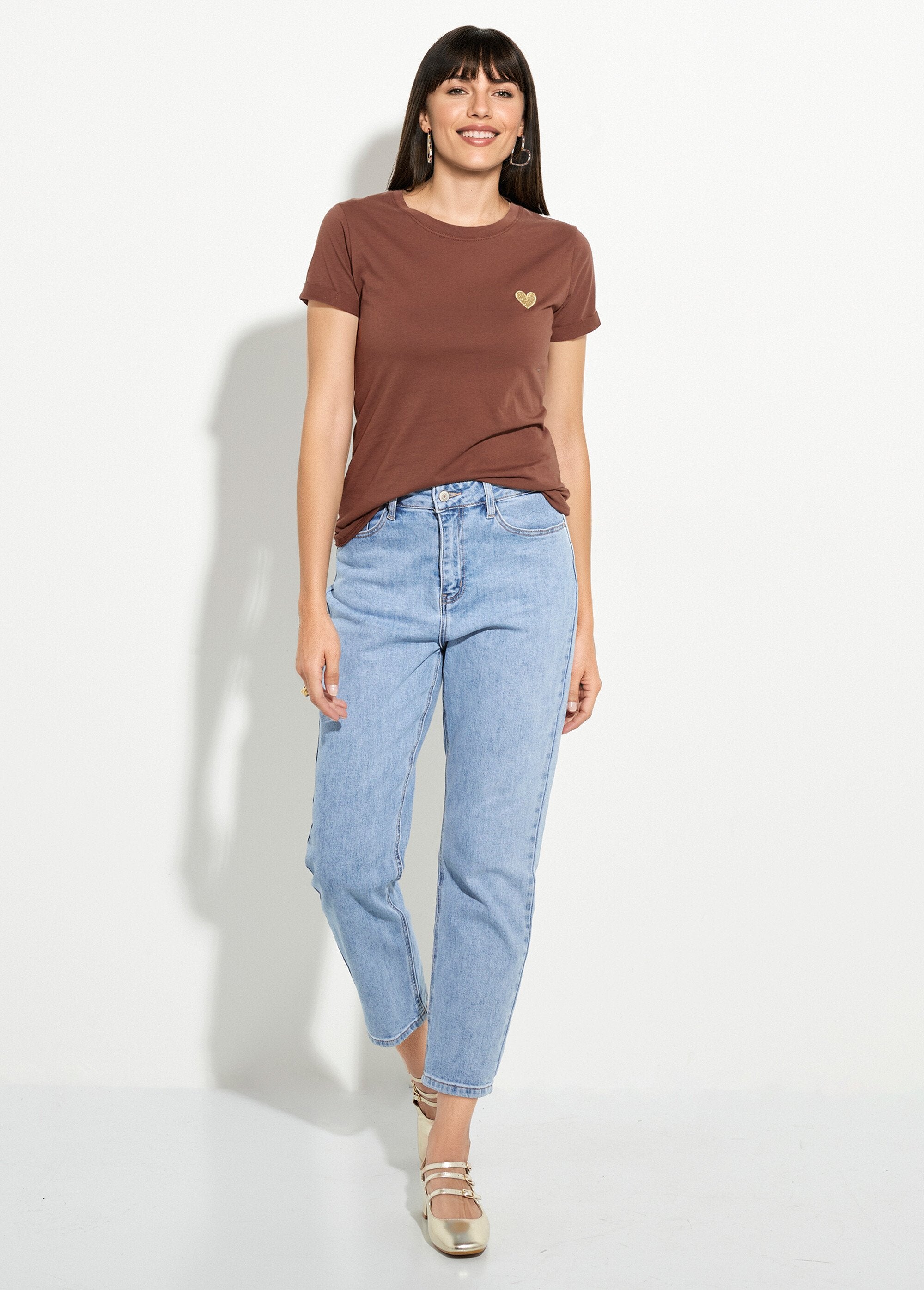 Camiseta_de_cuello_redondo_con_bordado_de_corazón_en_el_pecho._Castaño_SF1_slim