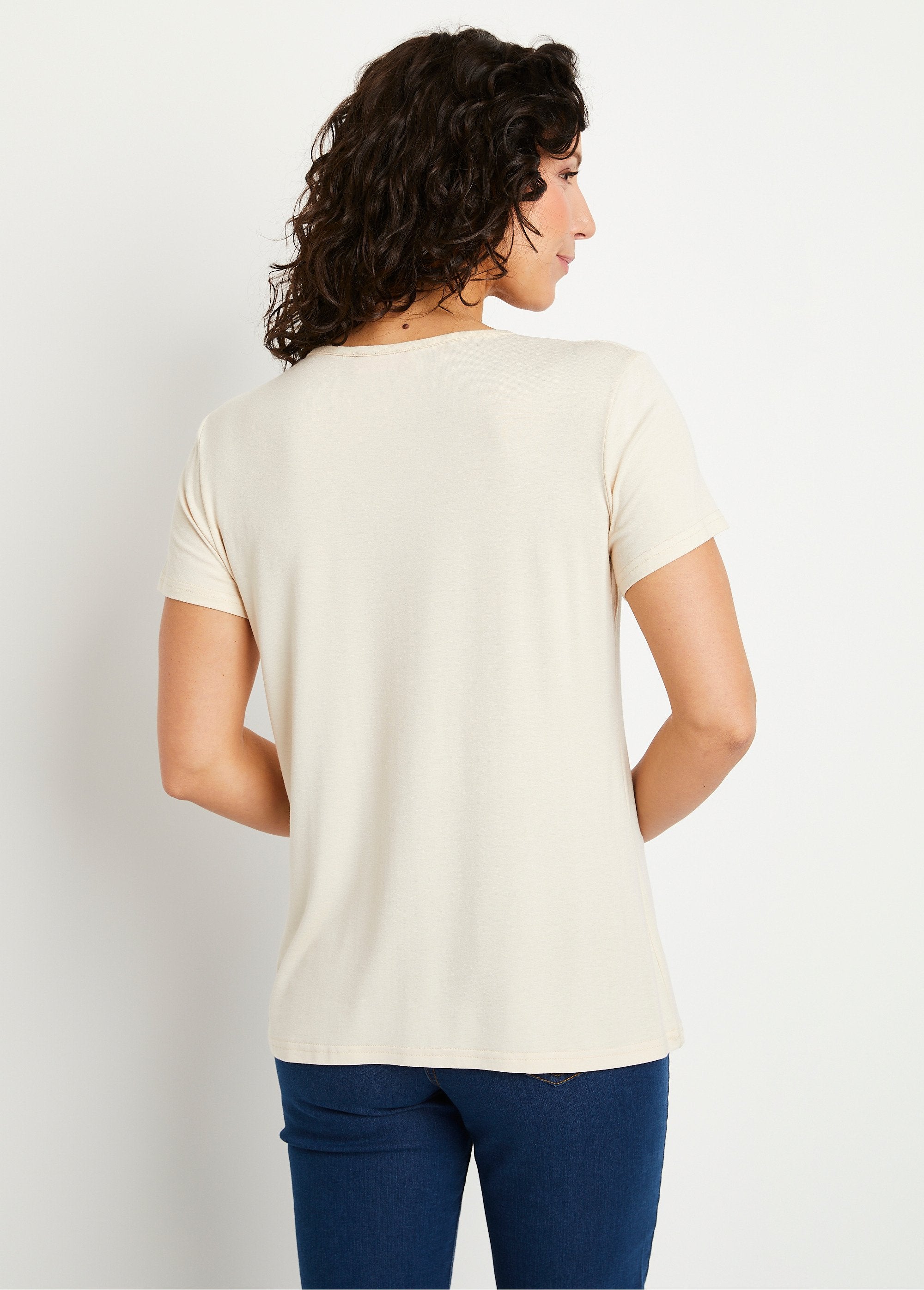 Camiseta_corta_pedrería_cuello_redondo_beige_liso_DO1_slim