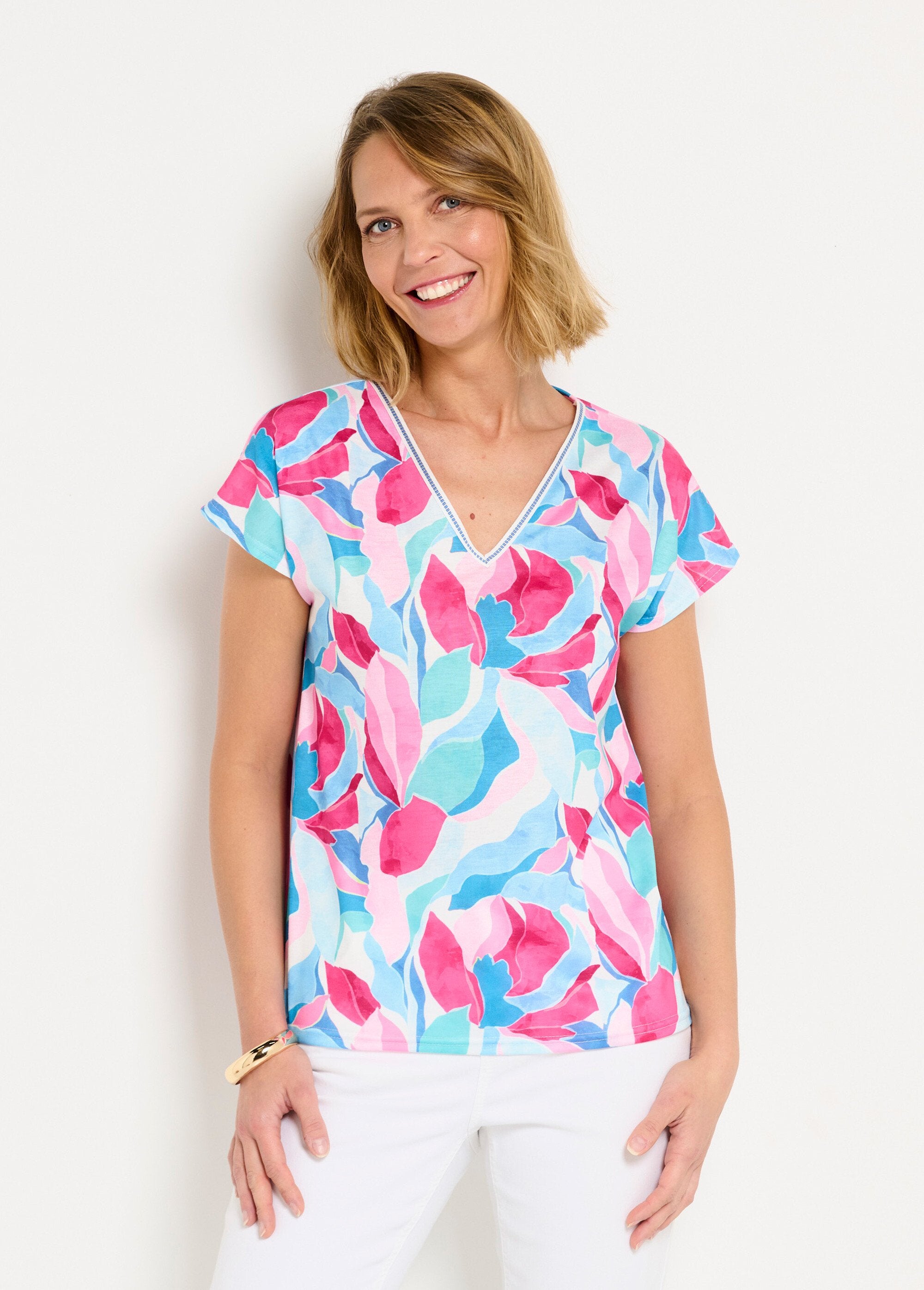 Camiseta_corta_con_cuello_en_V_y_estampado_brillante_azul_y_rosa_FA1_slim