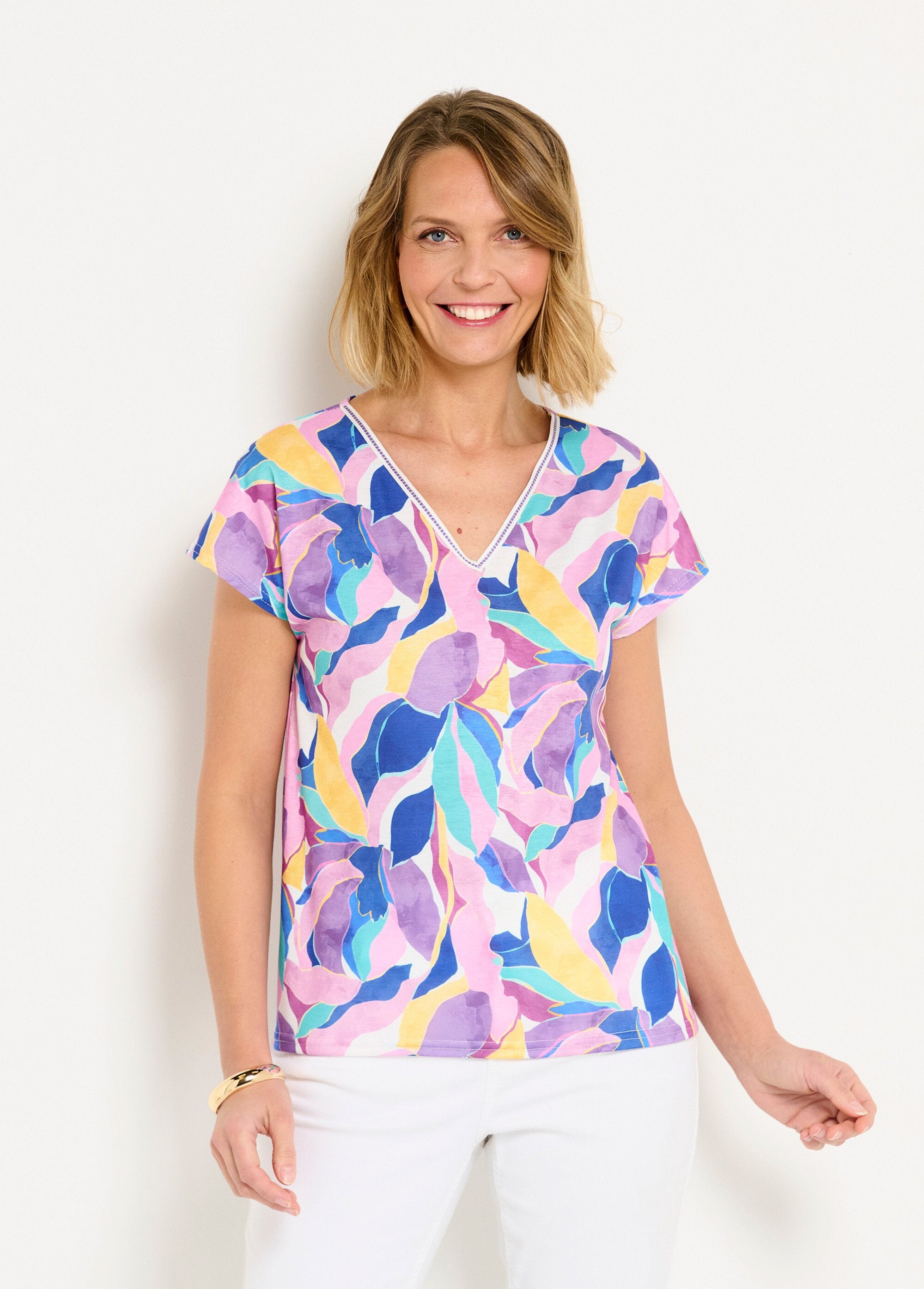 Camiseta_corta_con_cuello_en_V_y_estampado_brillante_Parma_y_amarillo_FA1_slim