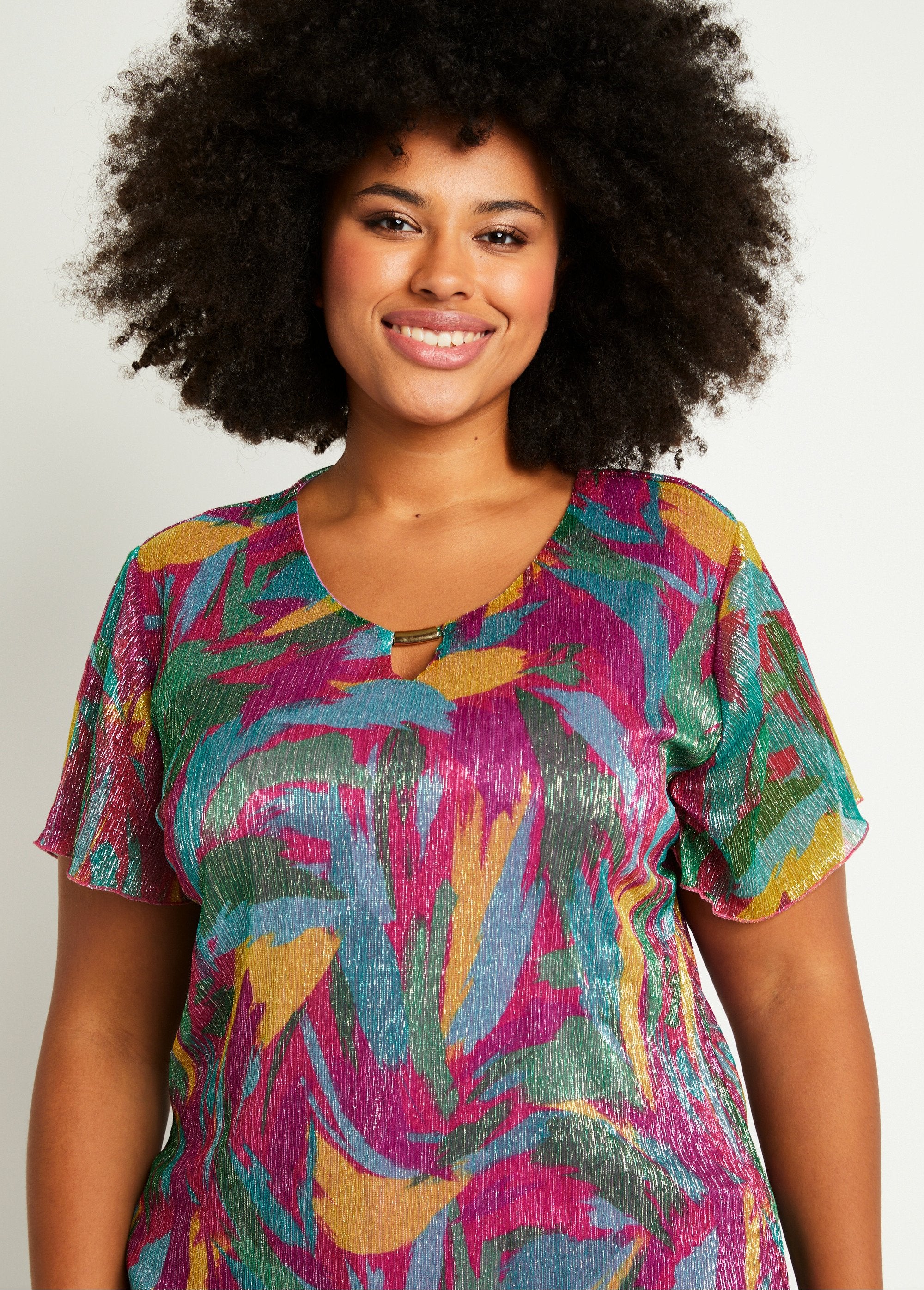 Camiseta_corta_con_estampado_brillante_fucsia_y_verde_DE1_curvy