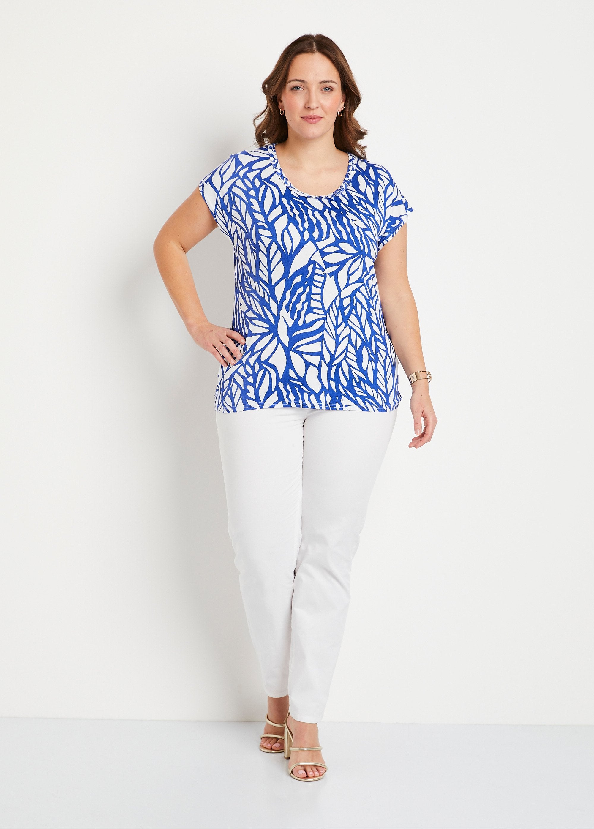 Camiseta_gráfica_corta_Azul_y_blanco_SF1_curvy