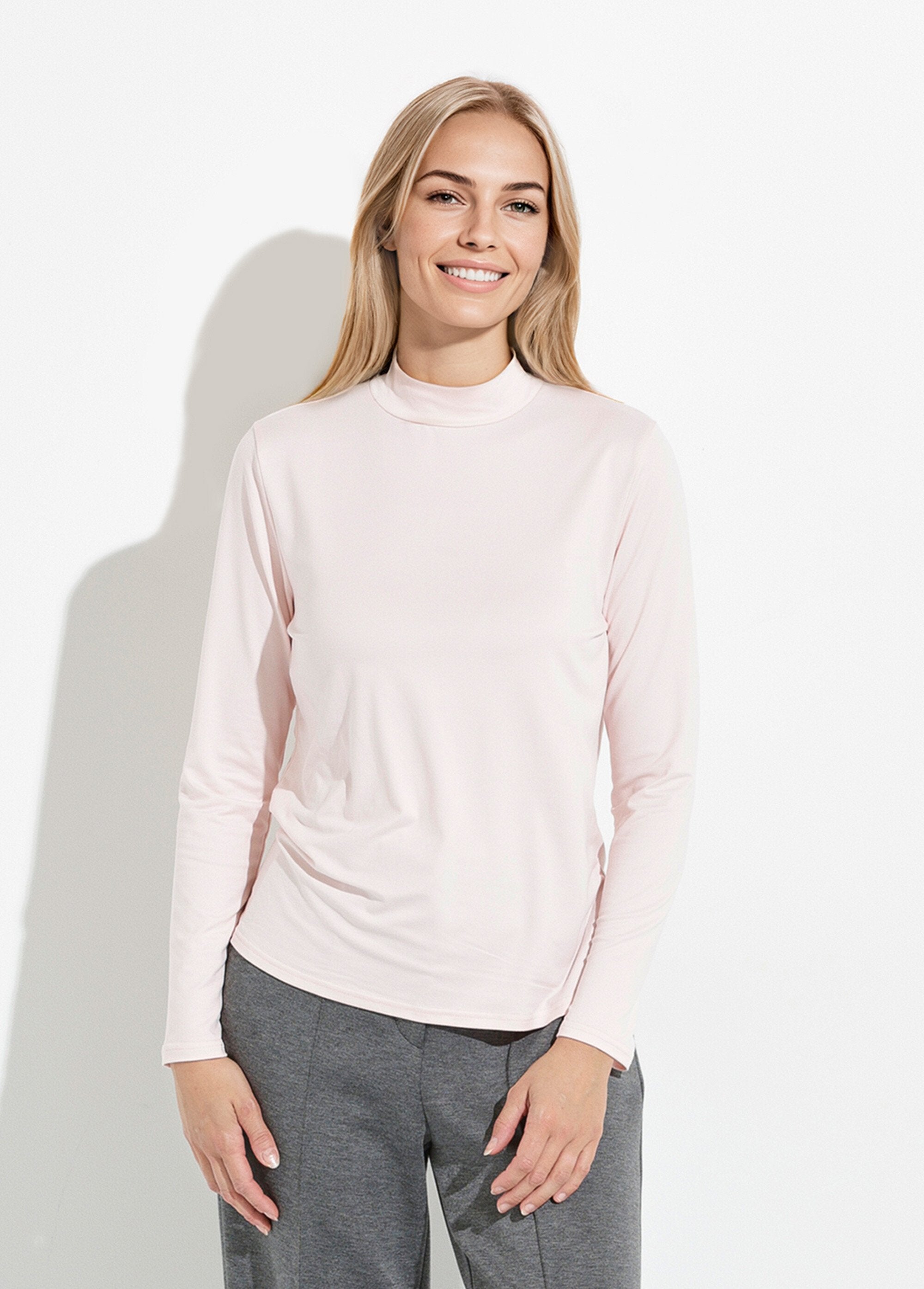 Camiseta_suave_de_manga_larga_y_cuello_alto._Pétalo_FA1_slim
