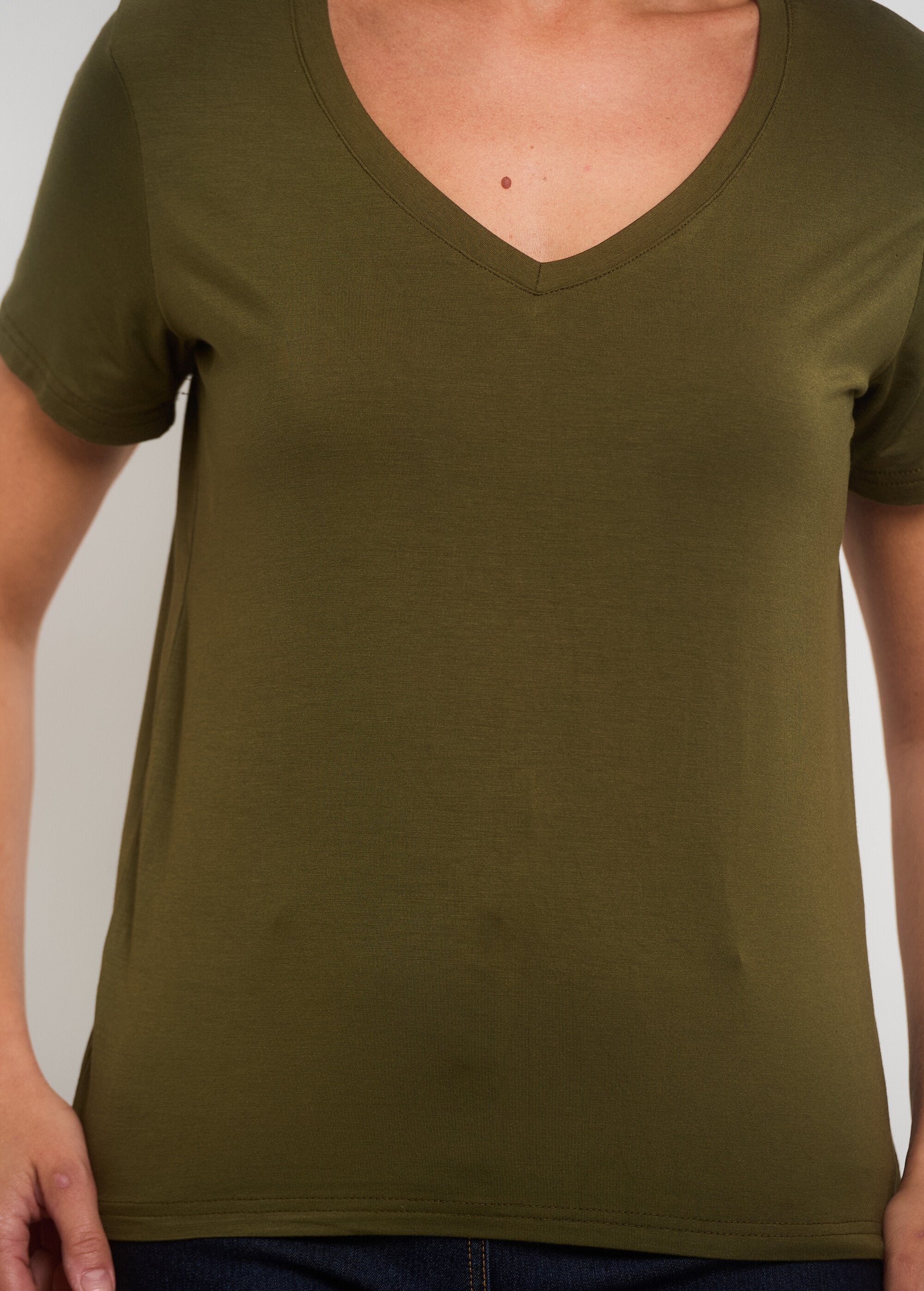 Camiseta_fluida_de_manga_corta_y_cuello_en_V_Caqui_DE2_slim