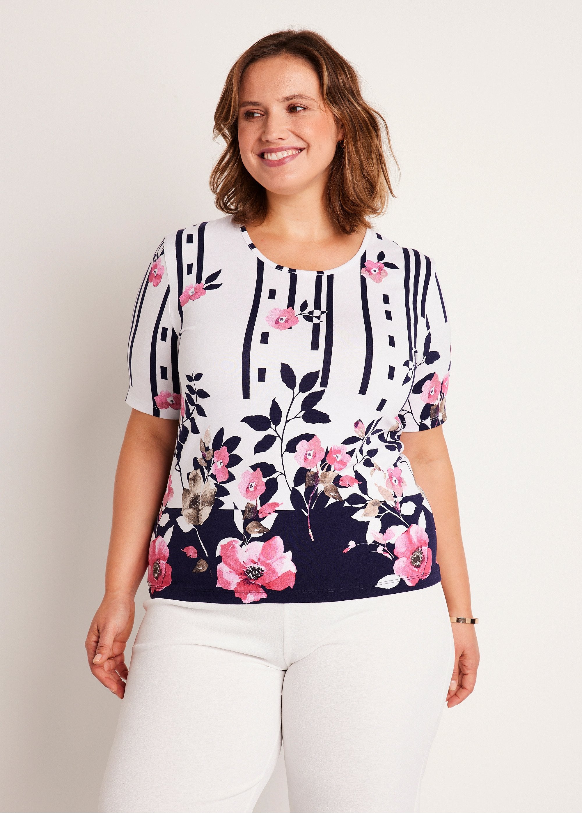 Camiseta_corta_estampada_Blanco_y_azul_marino_FA1_curvy