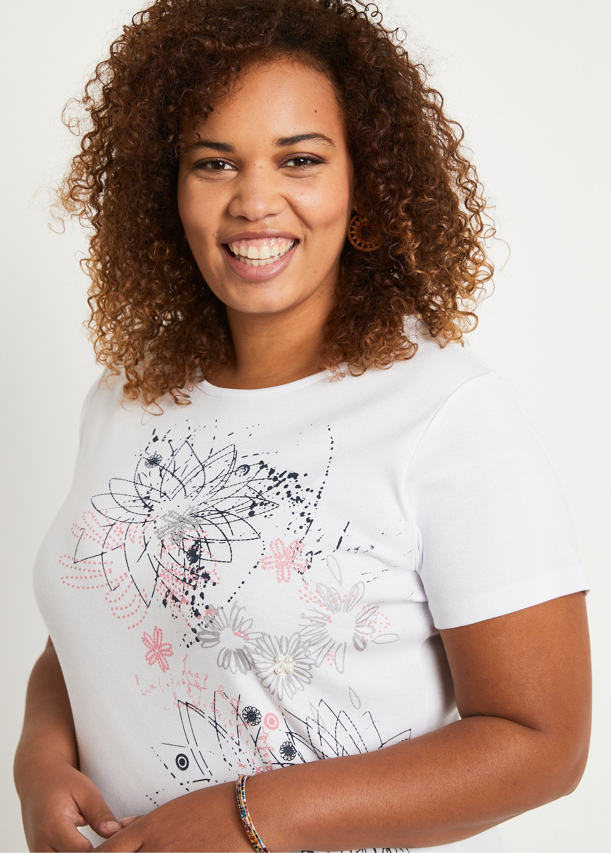 Camiseta_larga_de_estampado_floral_con_aberturas_laterales_Blanco,_Blanca_DE1_curvy