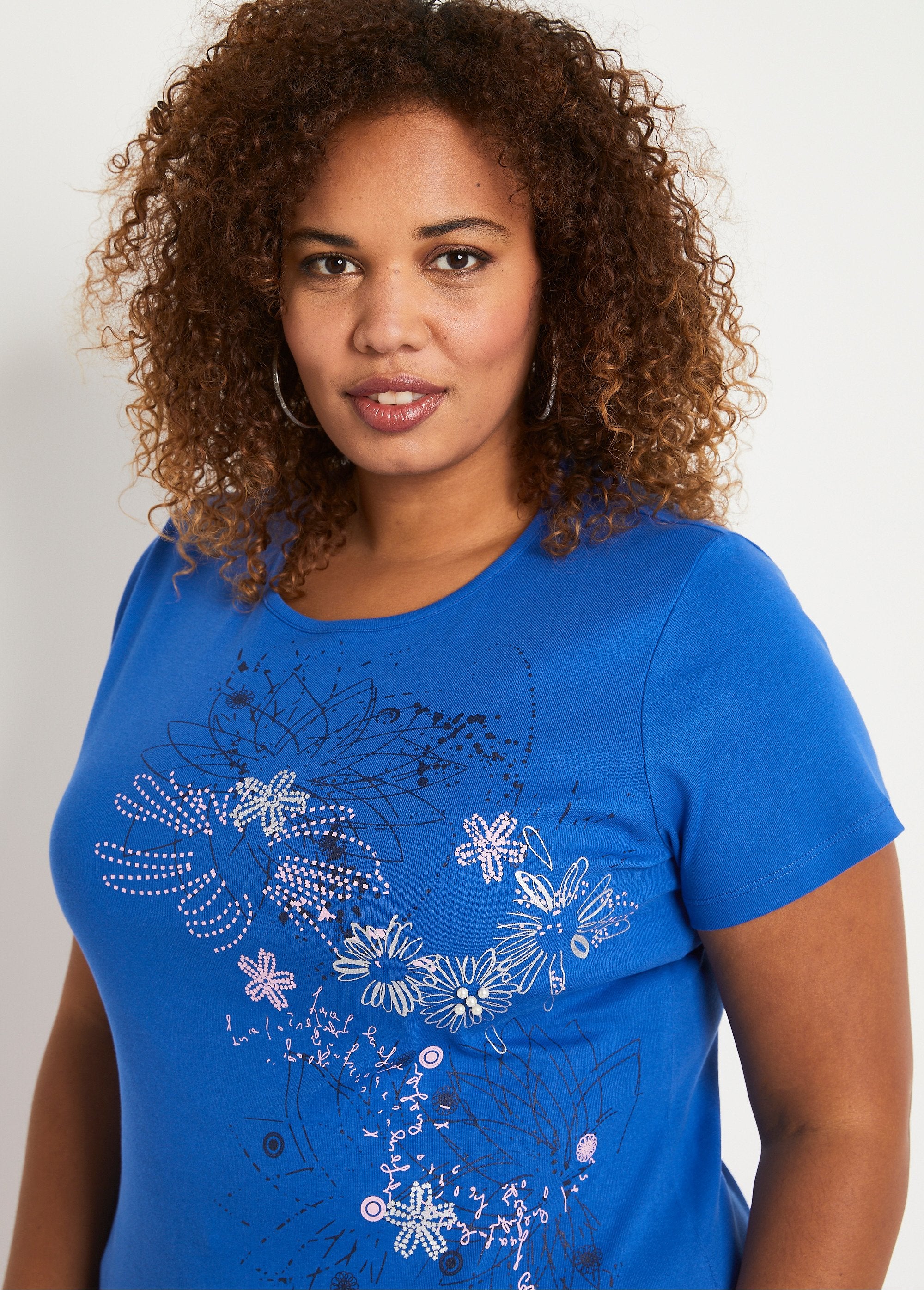 Camiseta_larga_de_estampado_floral_con_aberturas_laterales_Azul_DE2_curvy