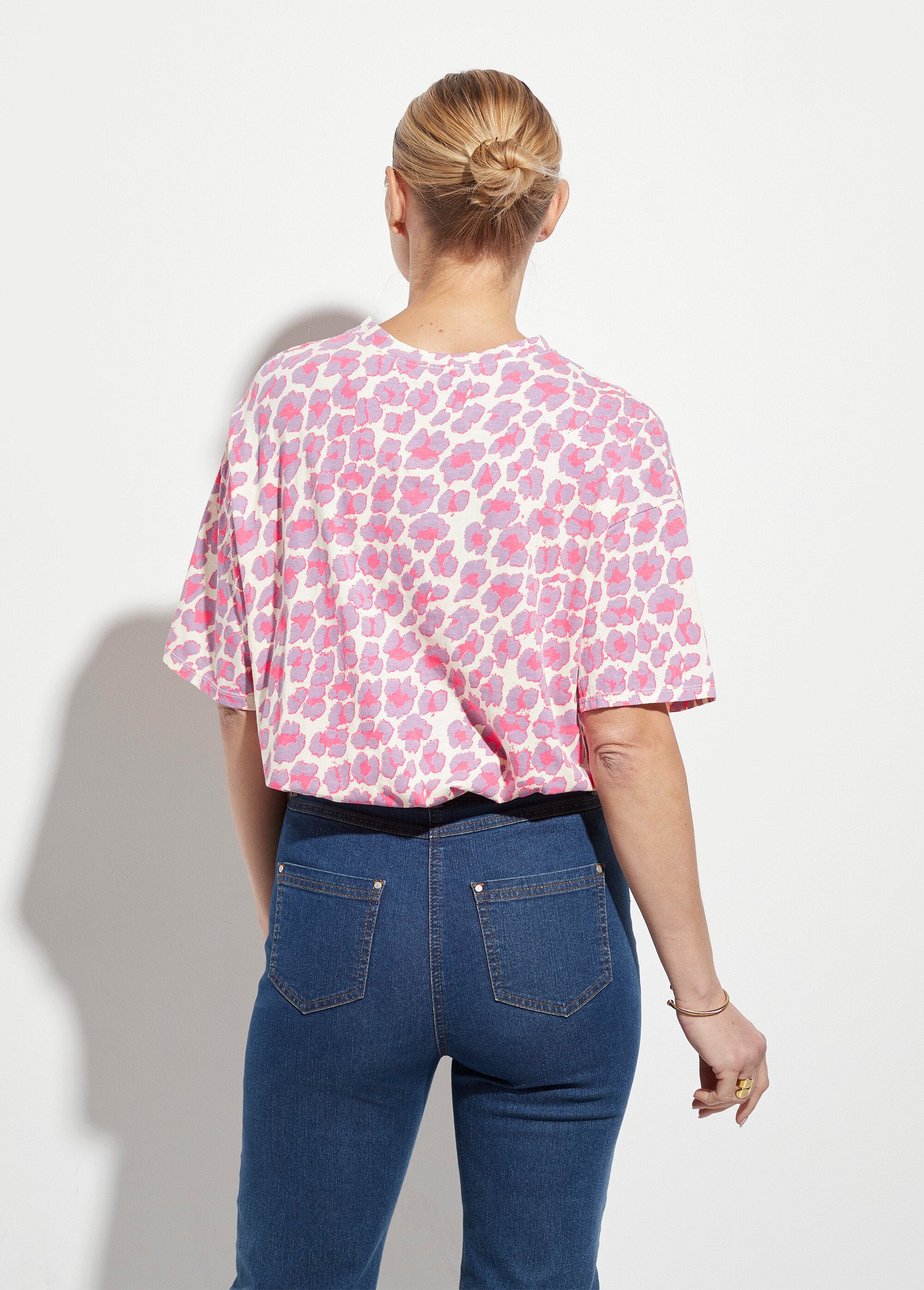 Camiseta_de_manga_corta_con_estampado_de_leopardo_neón_morado_y_rosa_DO1_slim