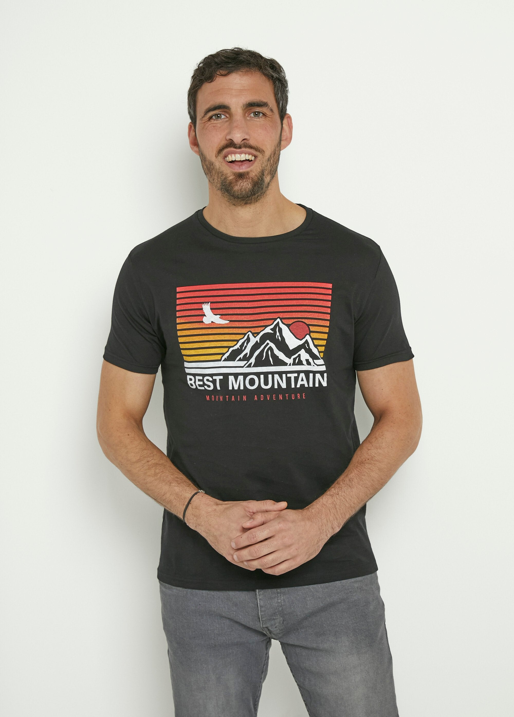Camiseta_de_manga_corta_con_estampado_de_montaña_Negro_FA1_slim