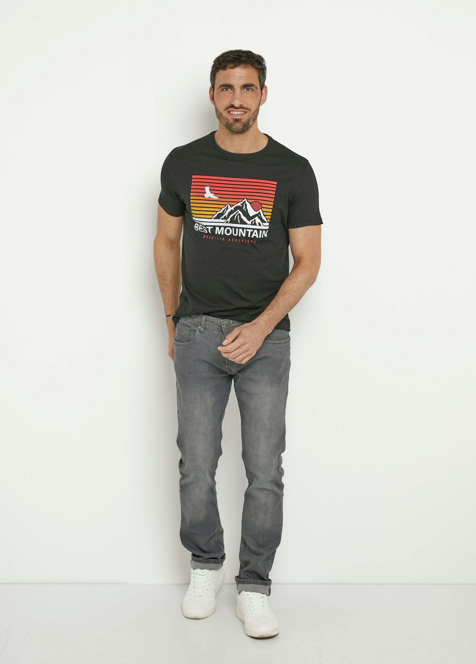 Camiseta_de_manga_corta_con_estampado_de_montaña_Negro_SF1_slim