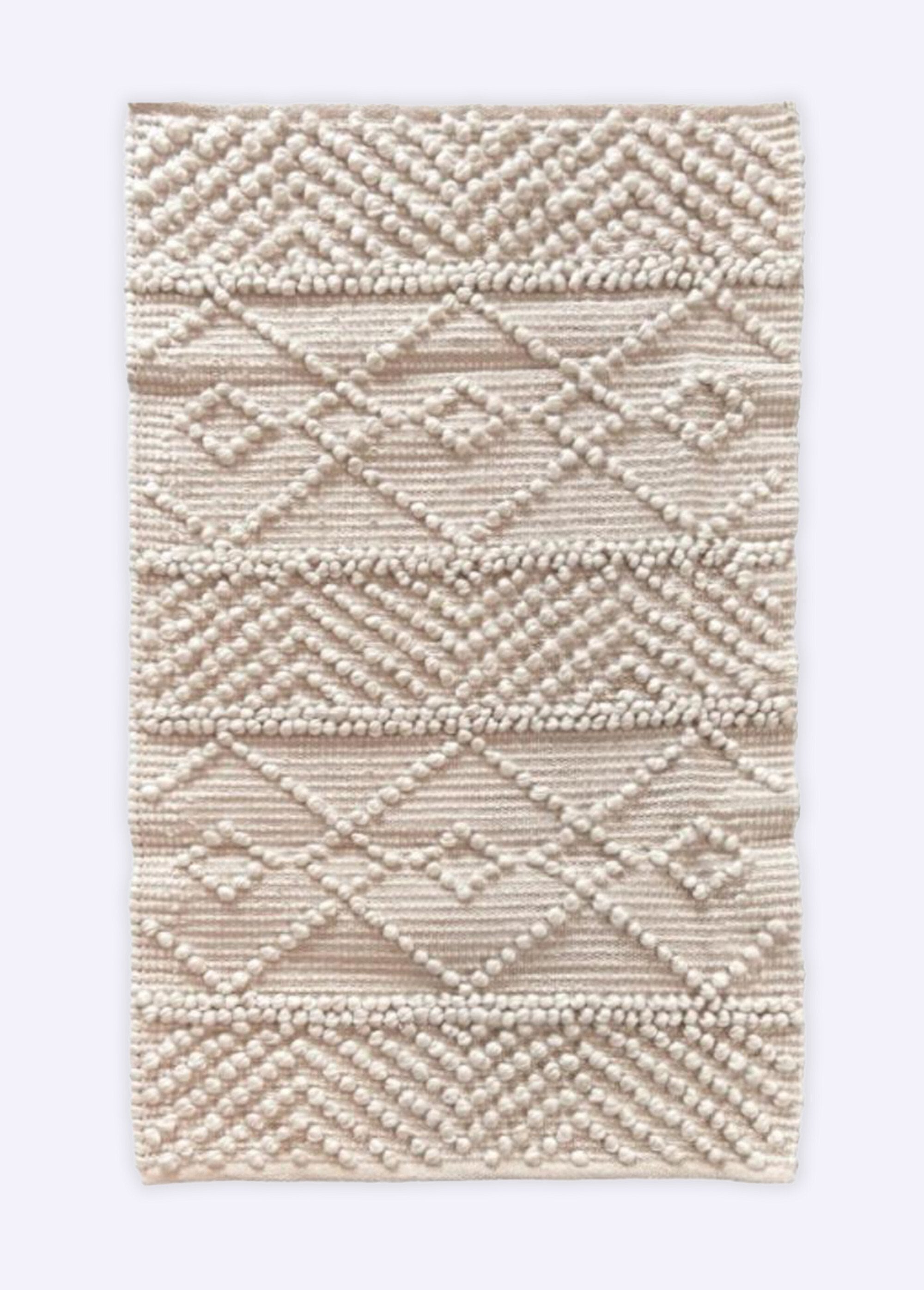 Alfombra_con_estampado_de_bolas_en_relieve,_110x60cm_Natural_FA1_slim