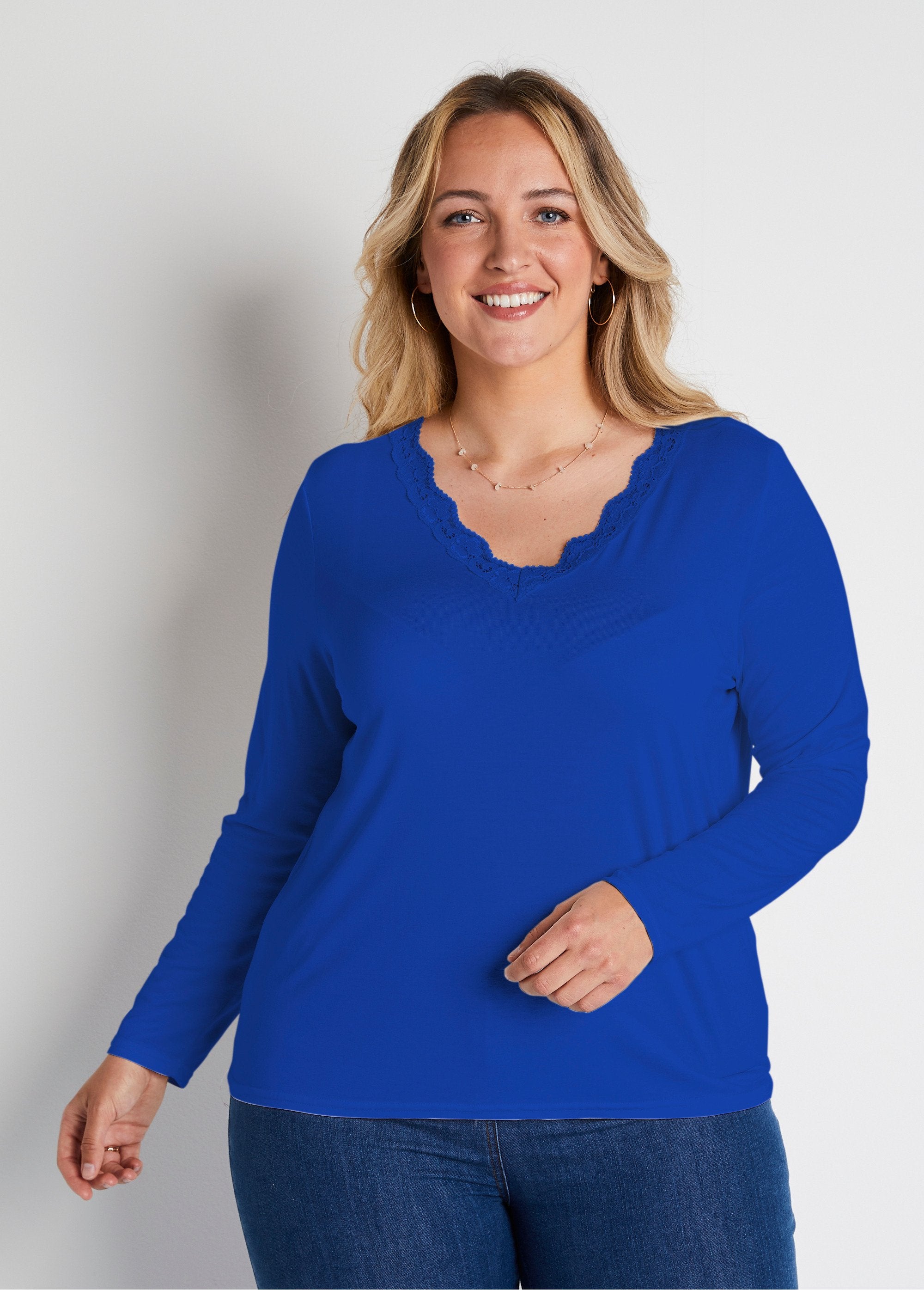 Camiseta_corta_de_encaje_con_cuello_en_V_y_manga_larga_azul_duro_FA1_curvy