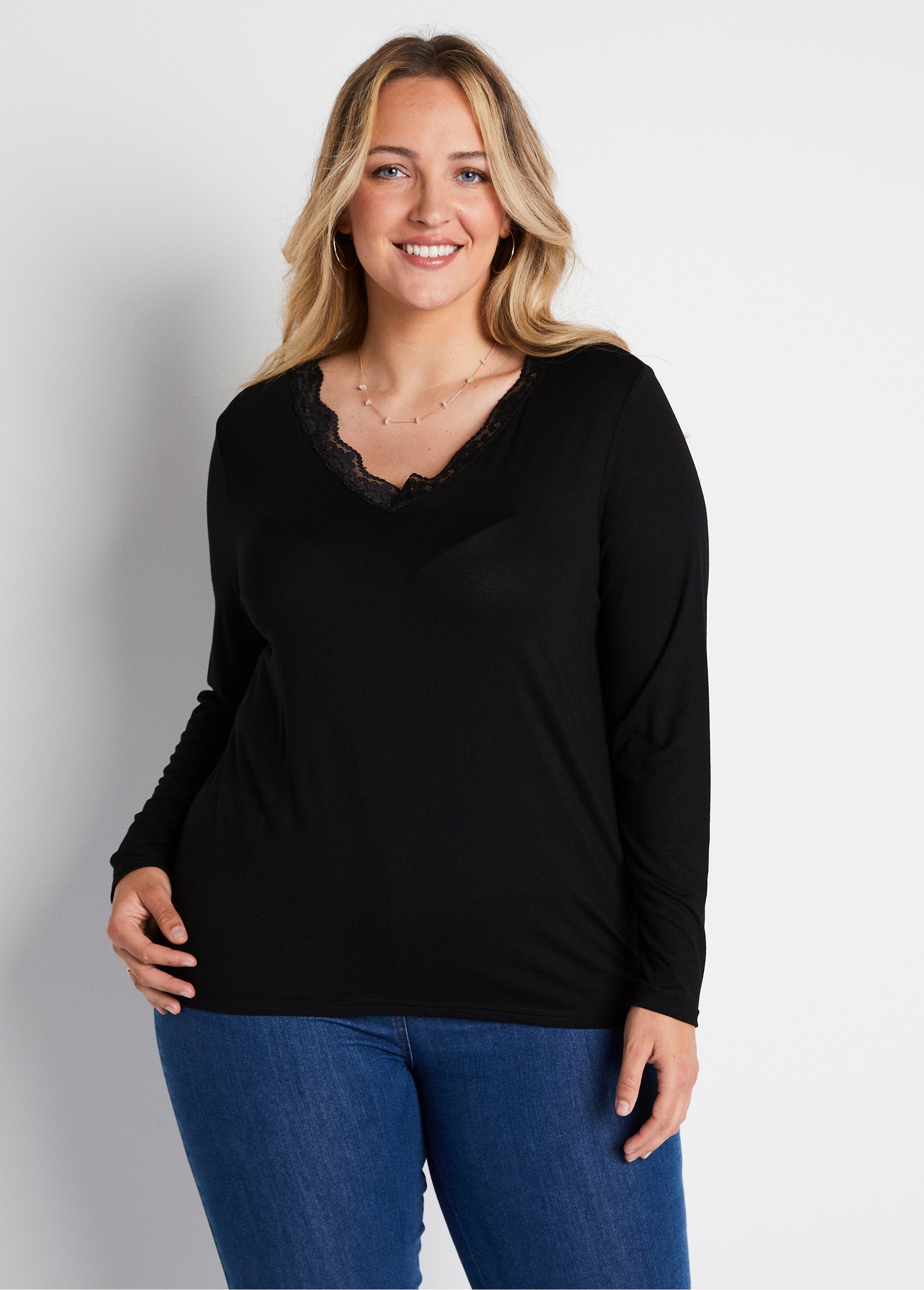 Camiseta_corta_de_encaje_con_cuello_en_V_y_manga_larga_Negro_FA1_curvy