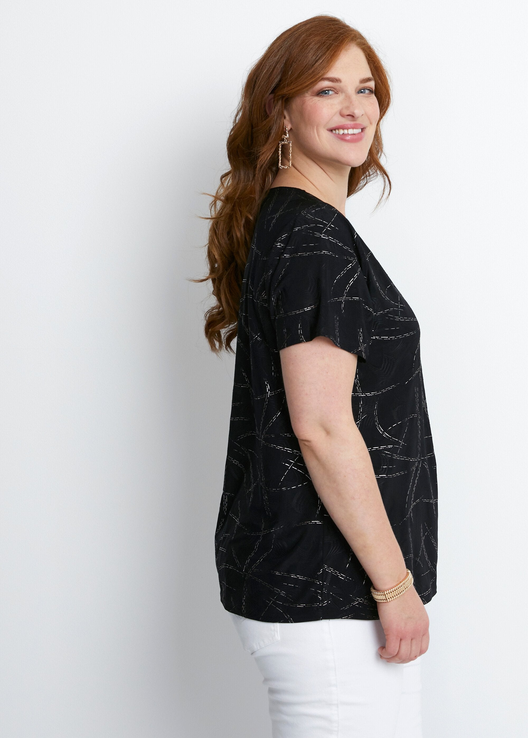 Camiseta_corta_brillante_con_cuello_cruzado_Negro_DR1_curvy