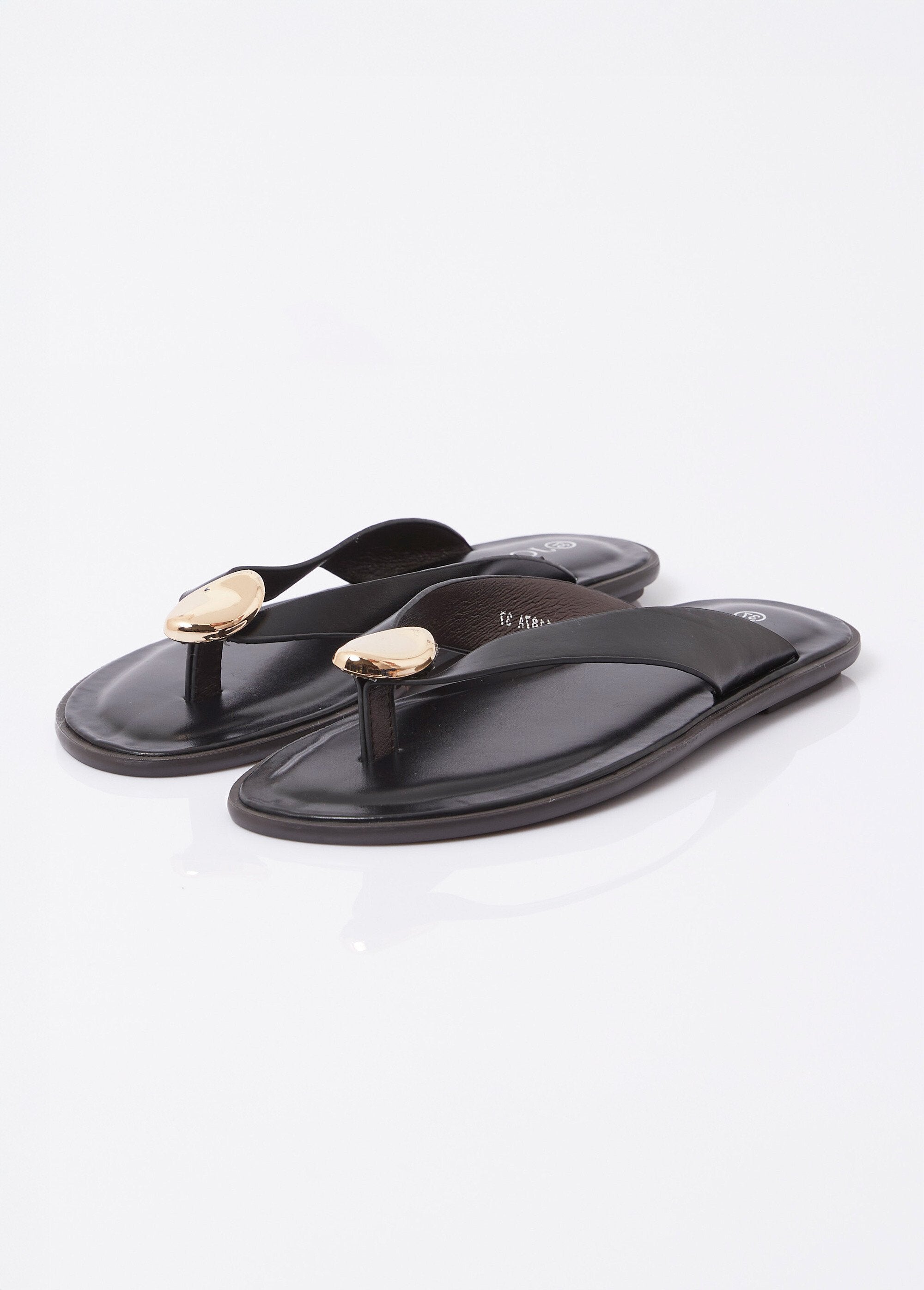 Chanclas_de_piel_sintética_con_detalle_de_joya_metálica_Negro_DE1_slim