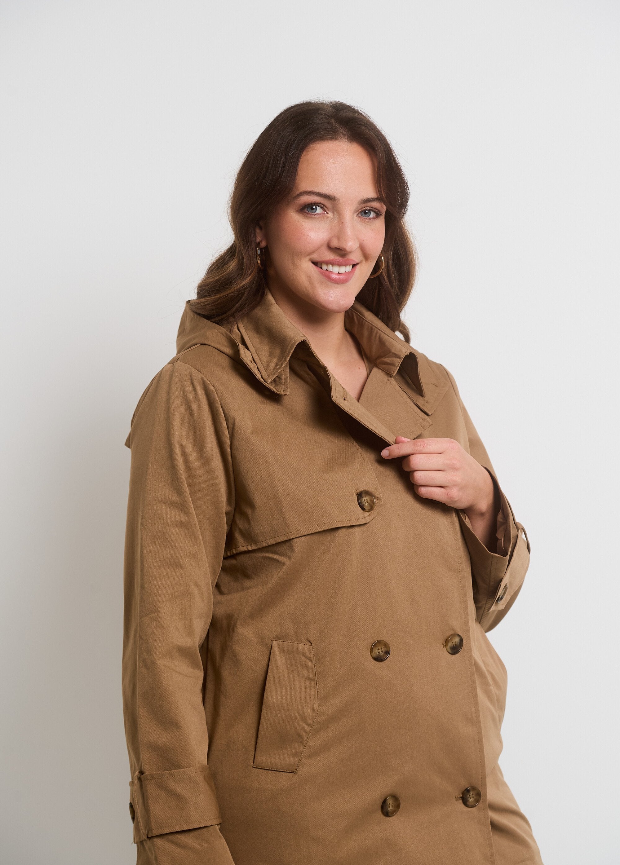 Gabardina_con_capucha_y_doble_botonadura_Beige_DR1_curvy