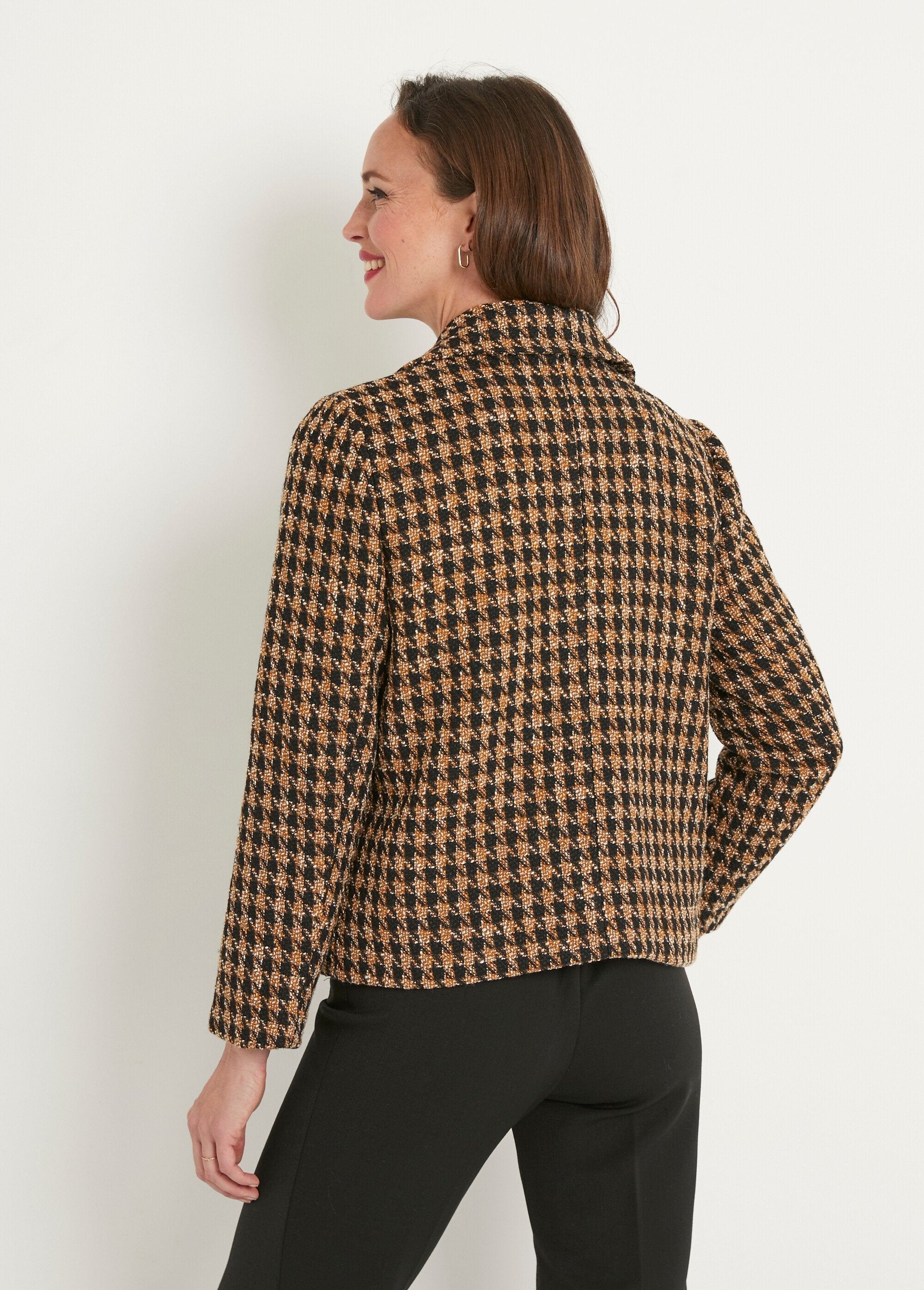 Chaqueta_corta_abotonada_de_pata_de_gallo_en_jacquard_camello_y_negro_DO1_slim