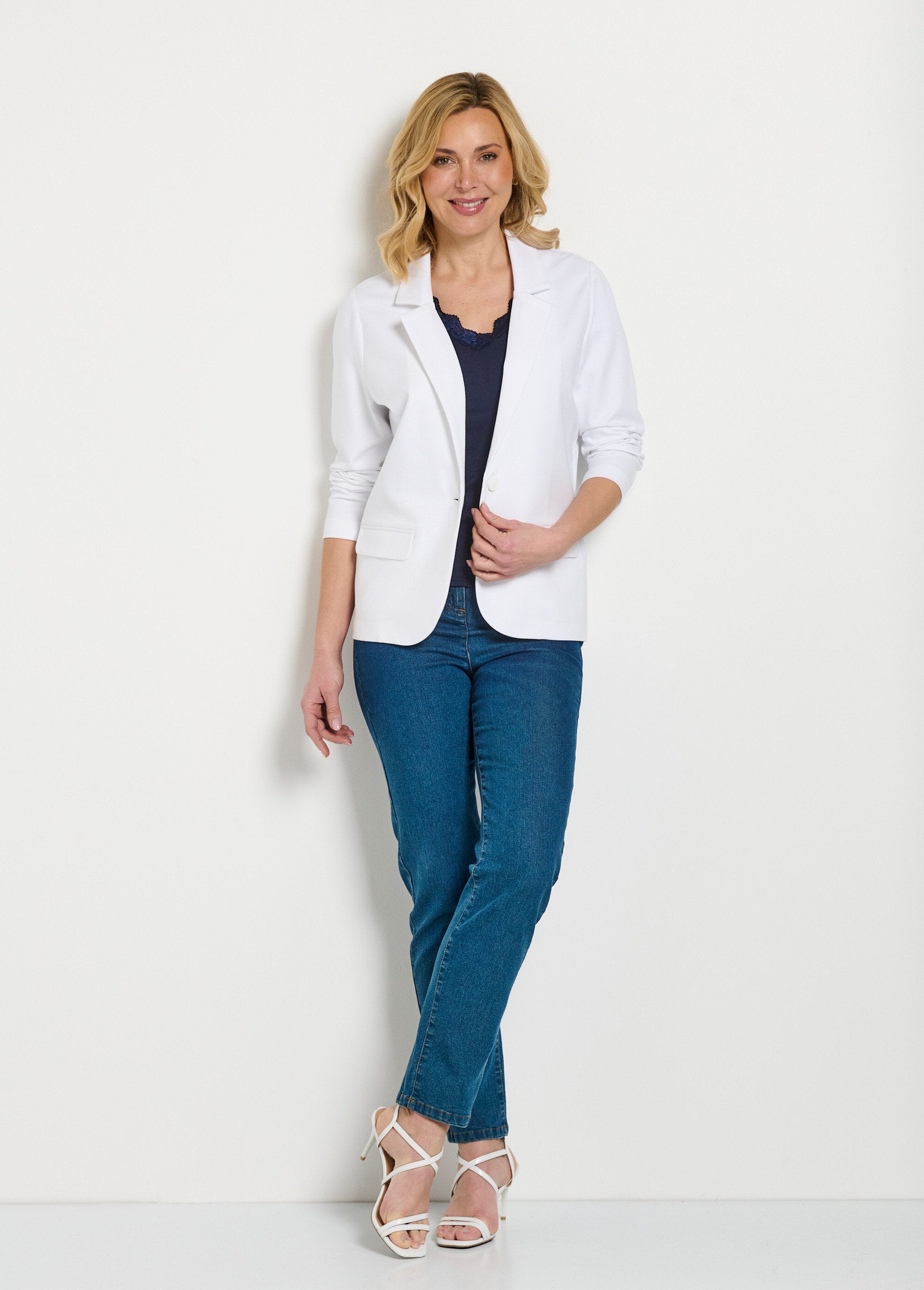 Chaqueta_recta_con_botones_en_punto_Milano_liso_Blanco,_Blanca_SF1_slim