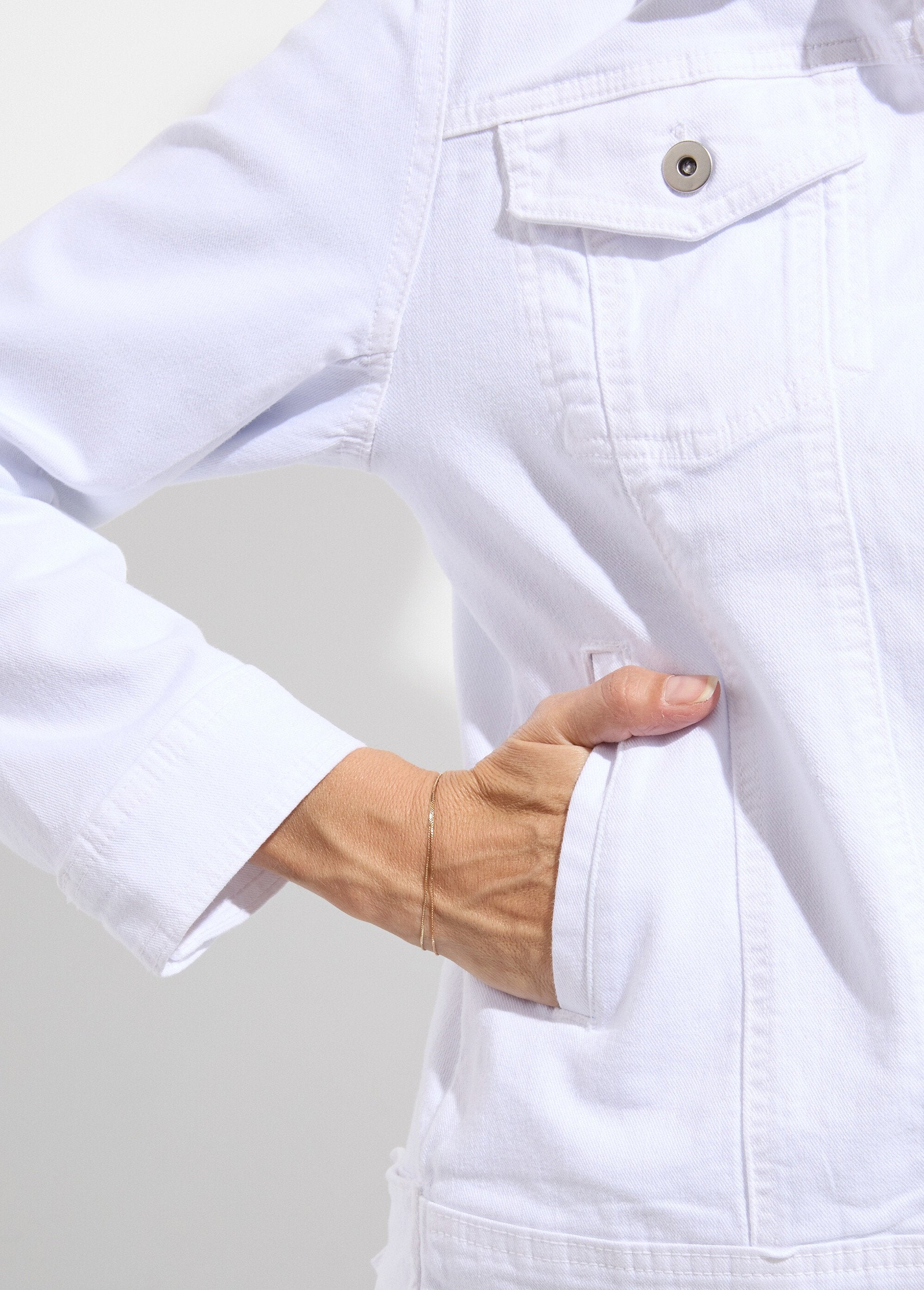 Chaqueta_vaquera_recta_con_botones_Blanco,_Blanca_DE1_curvy