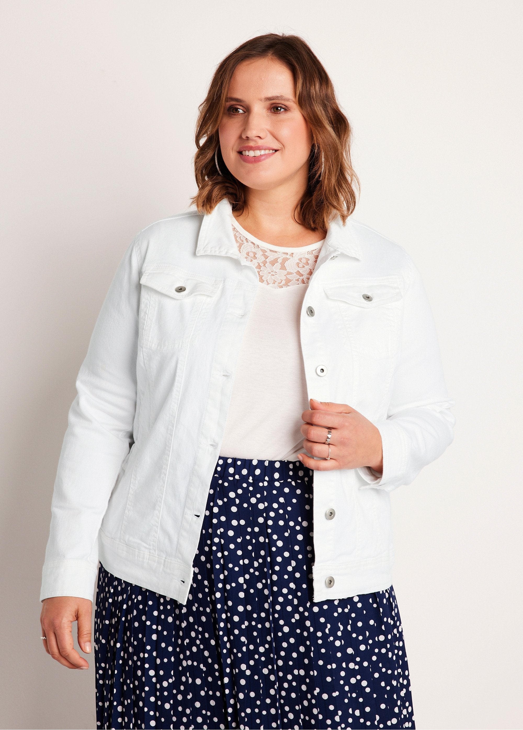 Chaqueta_vaquera_recta_con_botones_Blanco,_Blanca_FA1_curvy