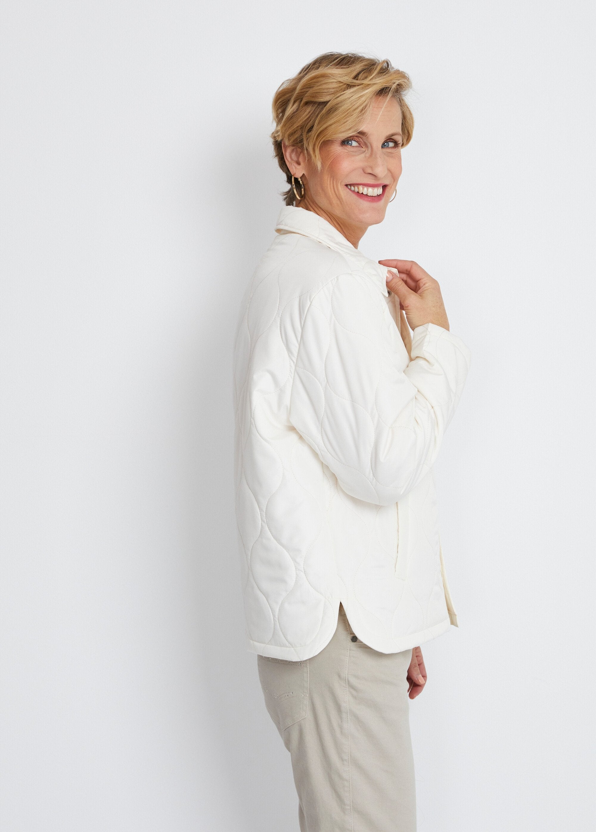 Chaqueta_corta_acolchada_con_botones_automáticos_Crudo_DR1_slim