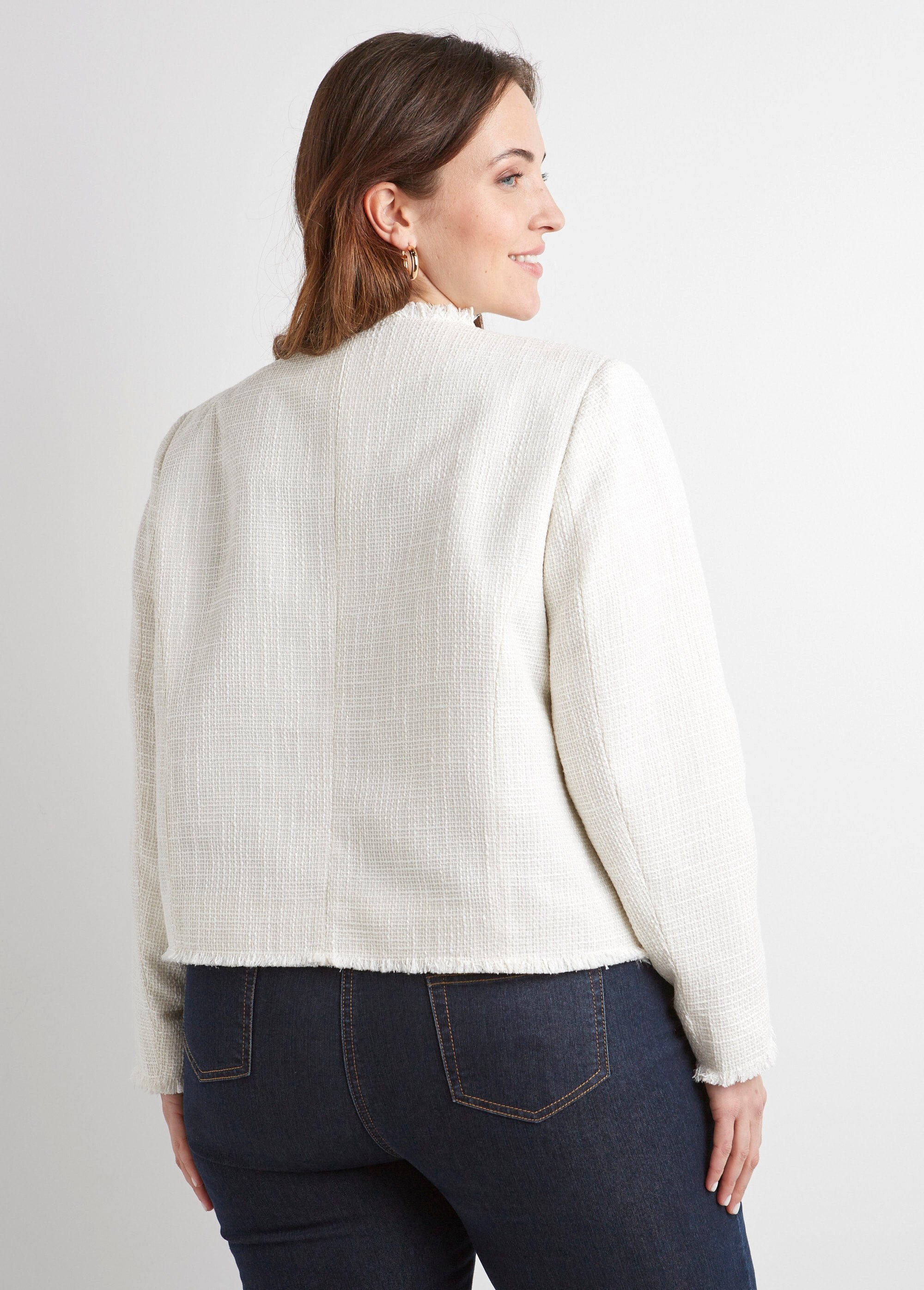 Chaqueta_corta_sin_cuello,_abotonada,_de_tejido_trenzado_liso_Crudo_DO1_curvy